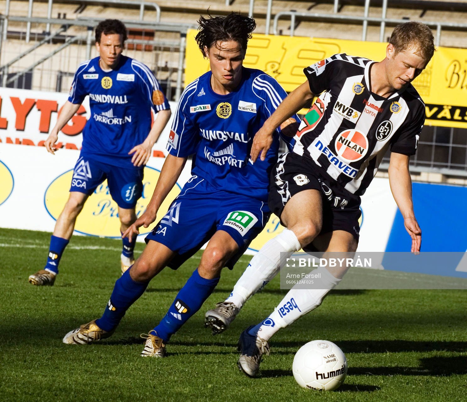 Jonas Lind vänder runt med två sundsvallsförsvarare