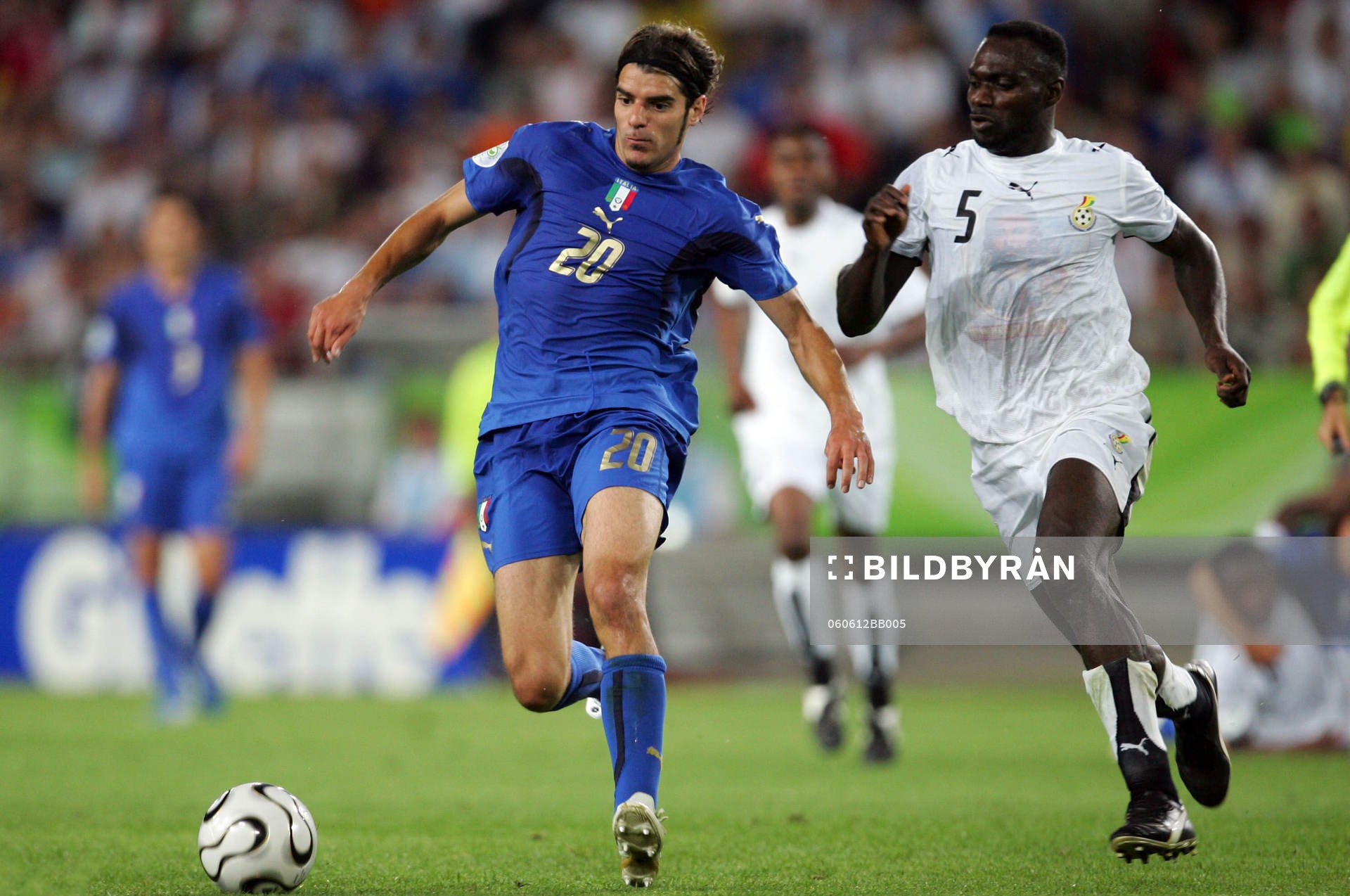 John Mensah, Ghana och Simone Perrotta, Italien