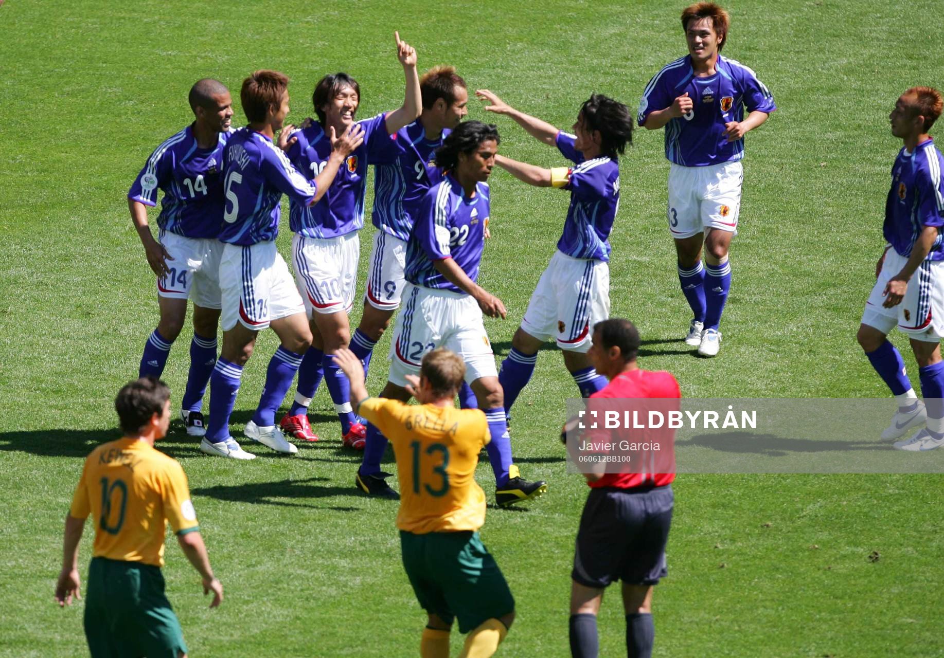  Shunsuke Nakamura, Japan (Jubel) samtidigt konfronterar de australiska spelarna Jorge Larrionda, Domare