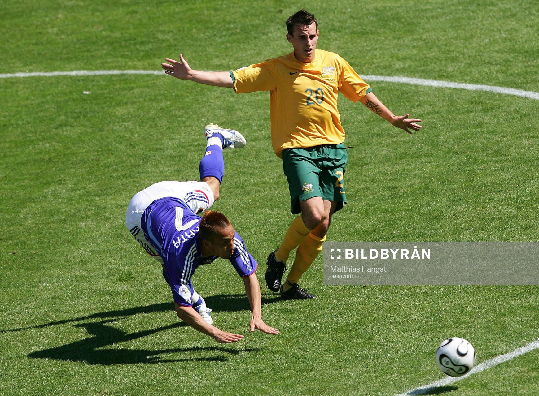 Hidetoshi Nakata, Japan och Like Wilkshire, Australien
