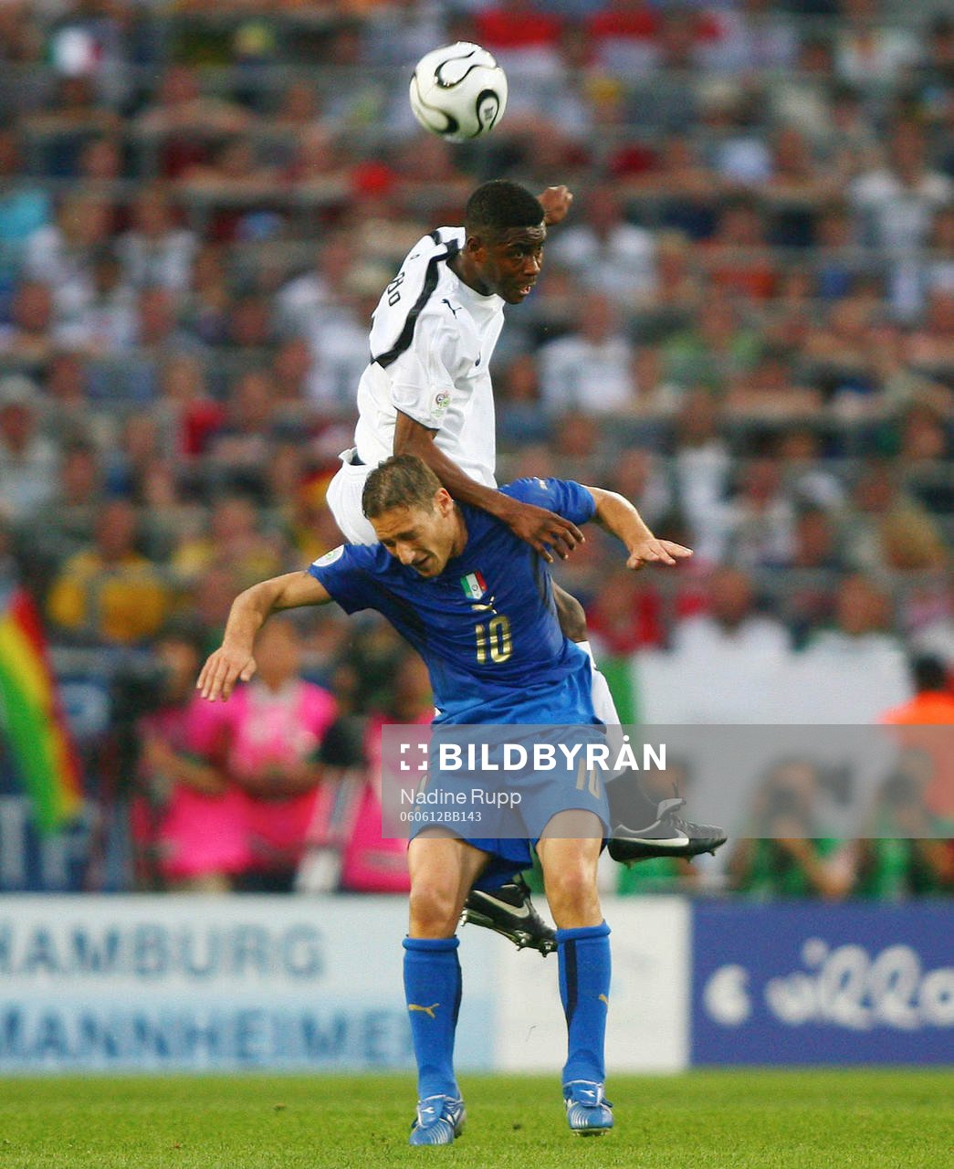 Eric Addo, Ghana och Francesco Totti, Italien