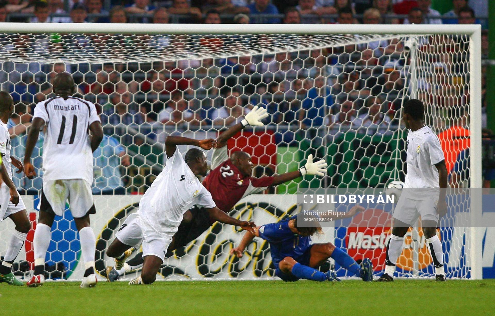  Andrea Pirlo, Italien gör 1-0 bakom Richard Kingston, Ghana (Målvakt)