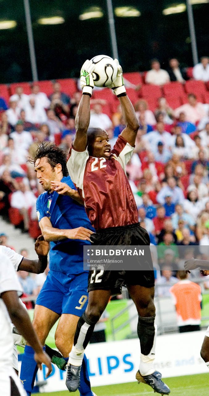 Richard Kingston, målvakt, Ghana, plockar bollen