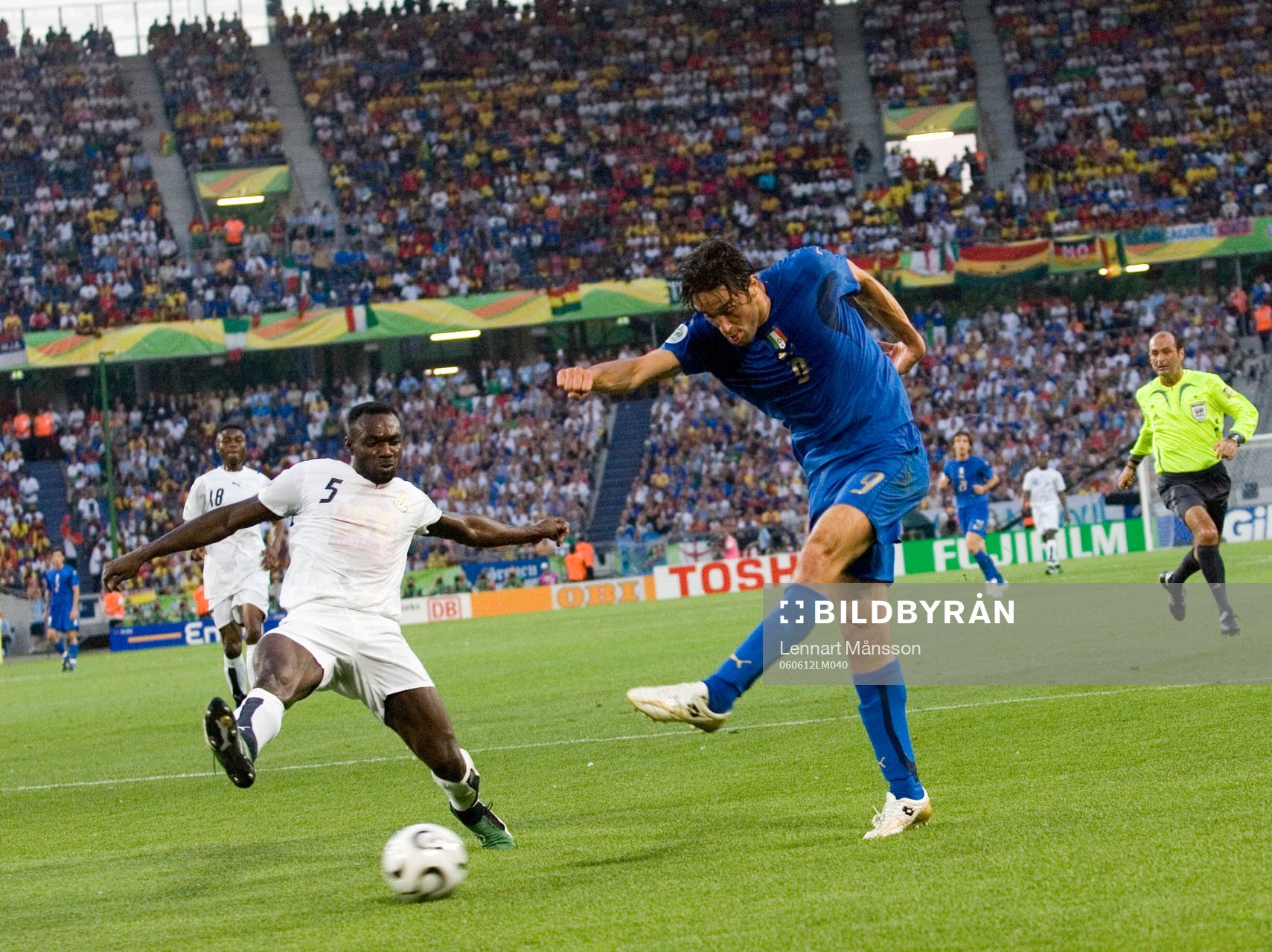 Luca Toni, Italien skjuter och John Mensah täcker