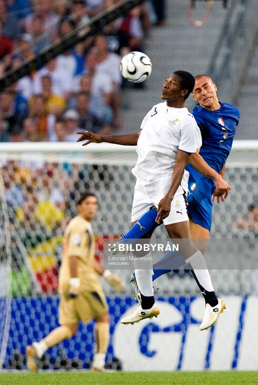 Asamoah Gyan, Ghana, i nickduell med Fabio Cannavaro,