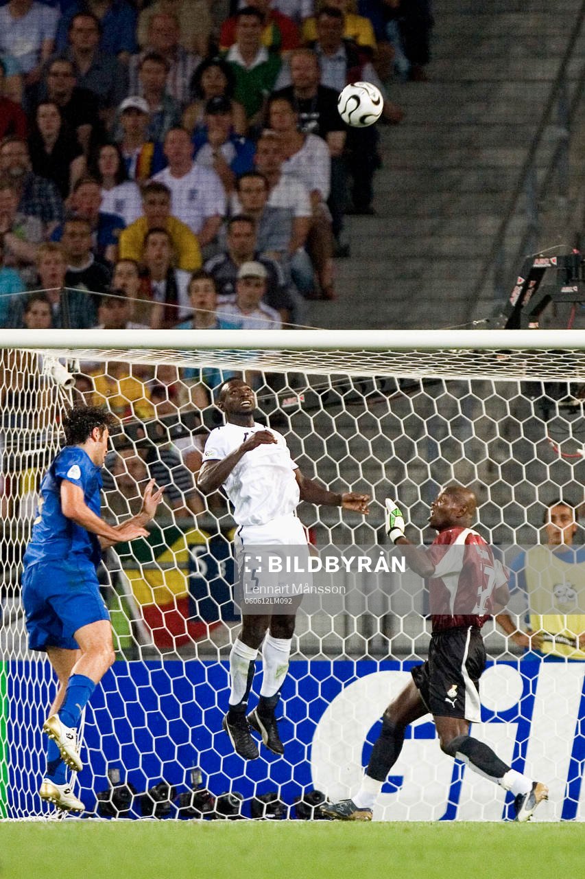John Mensah, Ghana, nickar undan bollen