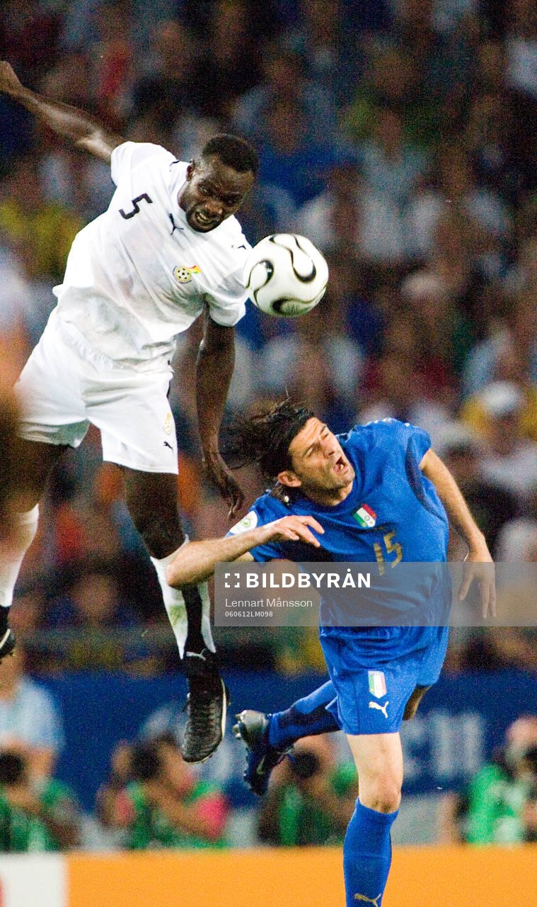  John Mensah, Ghana i nickduell med Vincenzo Iaquinta, Italien