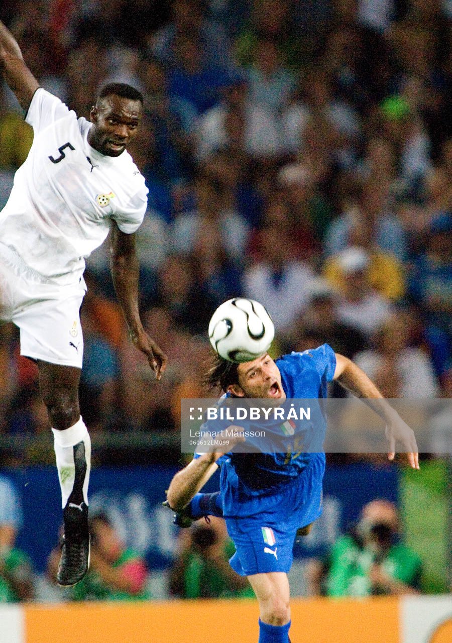 John Mensah, Ghana i nickduell med Vincezo Ianquinta,