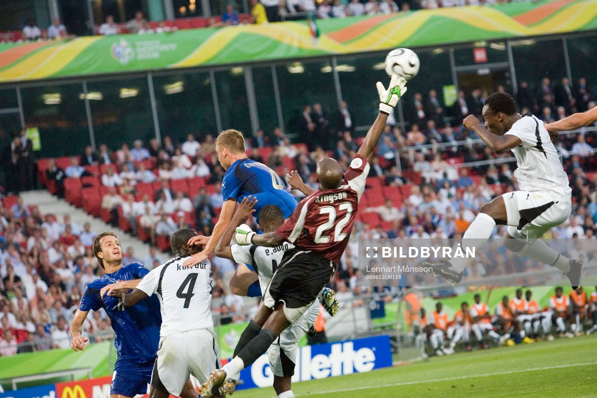 Fotboll, VM 2006, Italien - Ghana: Richard Kingston, Ghana (Målvakt) avvärjer framför anstormande italienare.