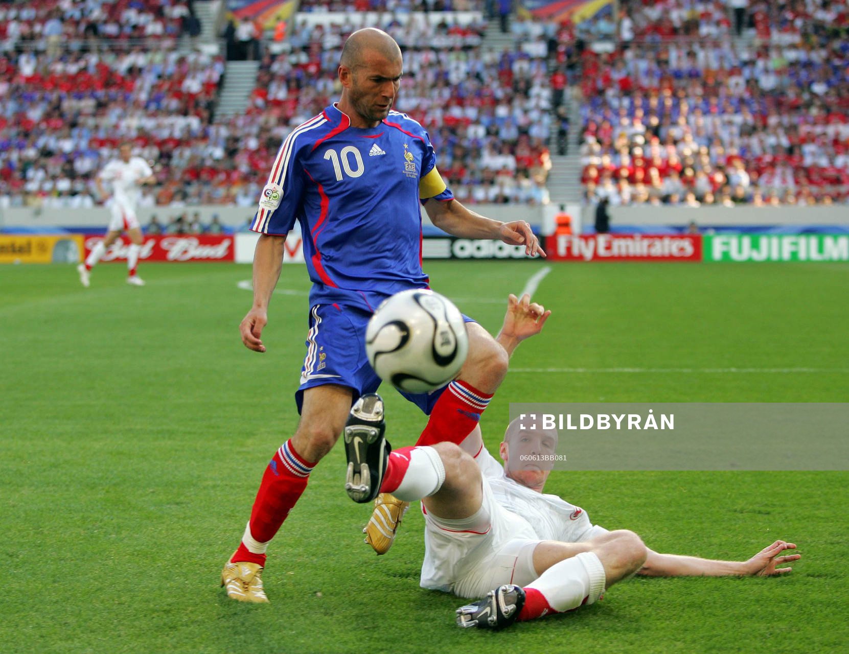 Zinedine Zidane, Frankrike och Philippe Senderos, Schweiz