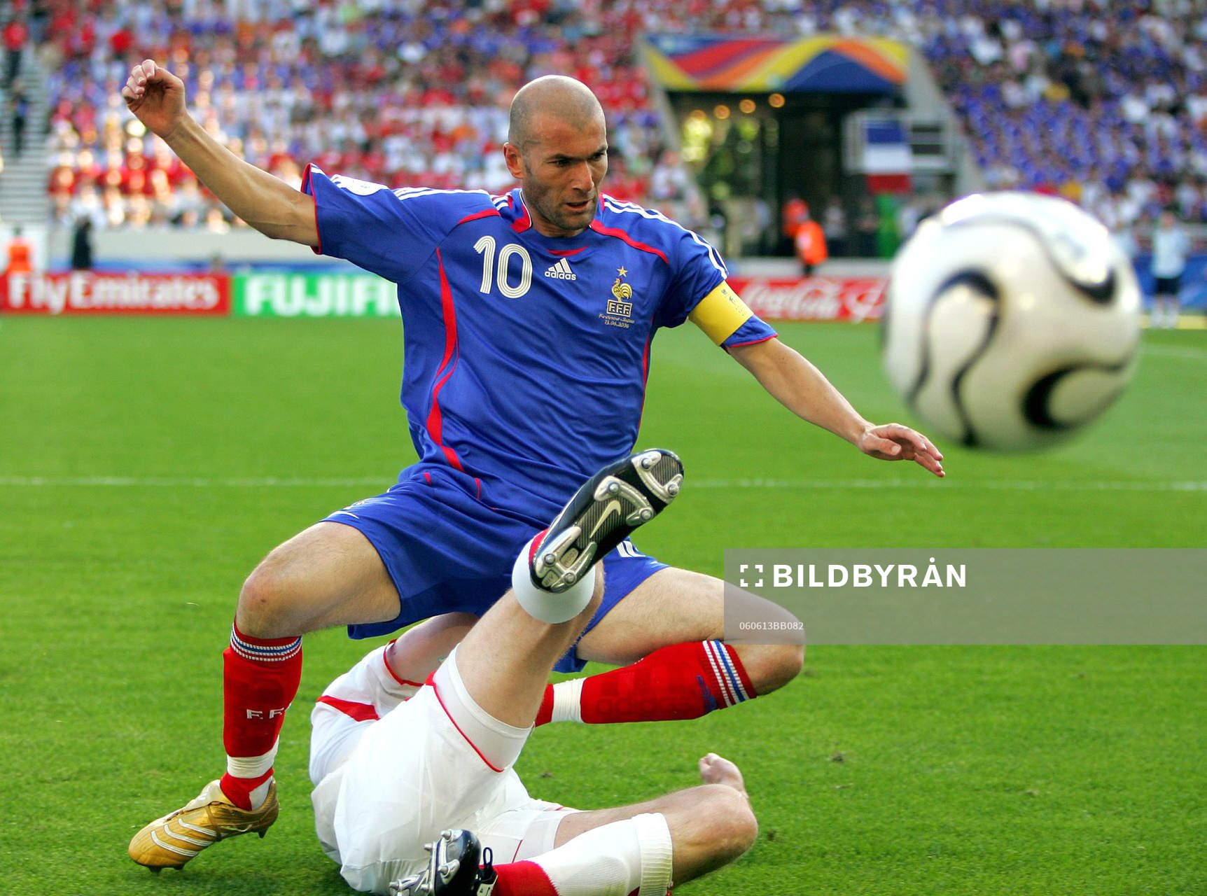 Zinedine Zidane, Frankrike och Philippe Senderos, Schweiz