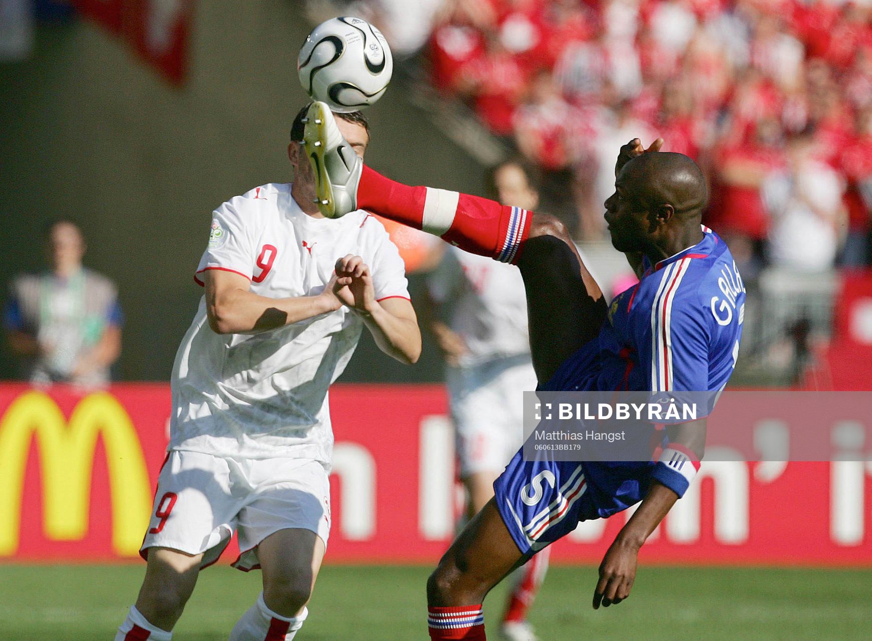 Alexander Frei, Schweiz och William Gallas, Frankrike