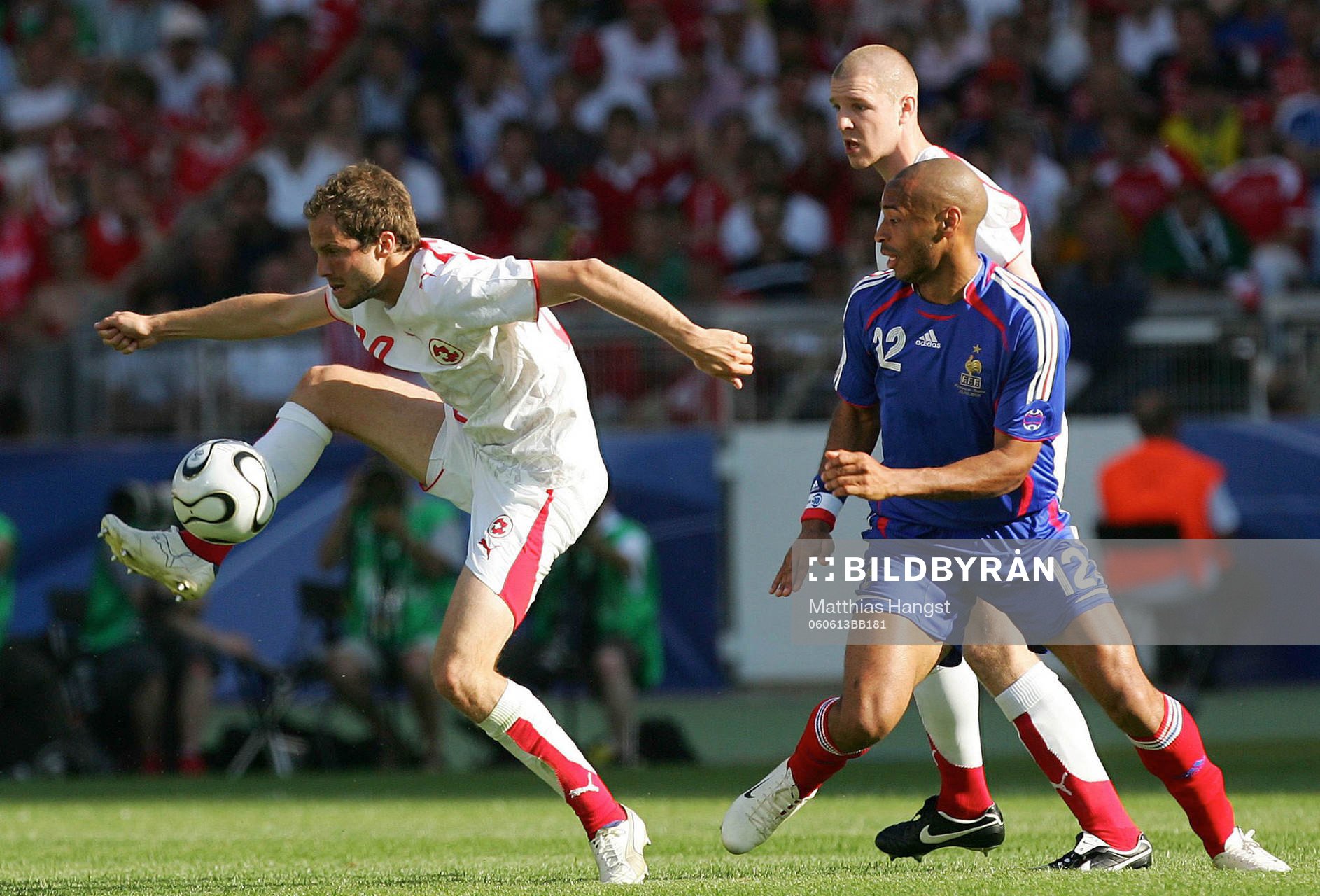 Patrick Mueller, Schweiz och Thierry Henry, Frankrike