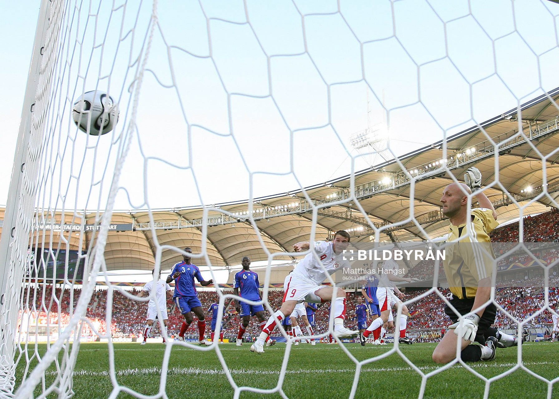 Alexander Frei, Schweiz och Fabien Barthez, Frankrike