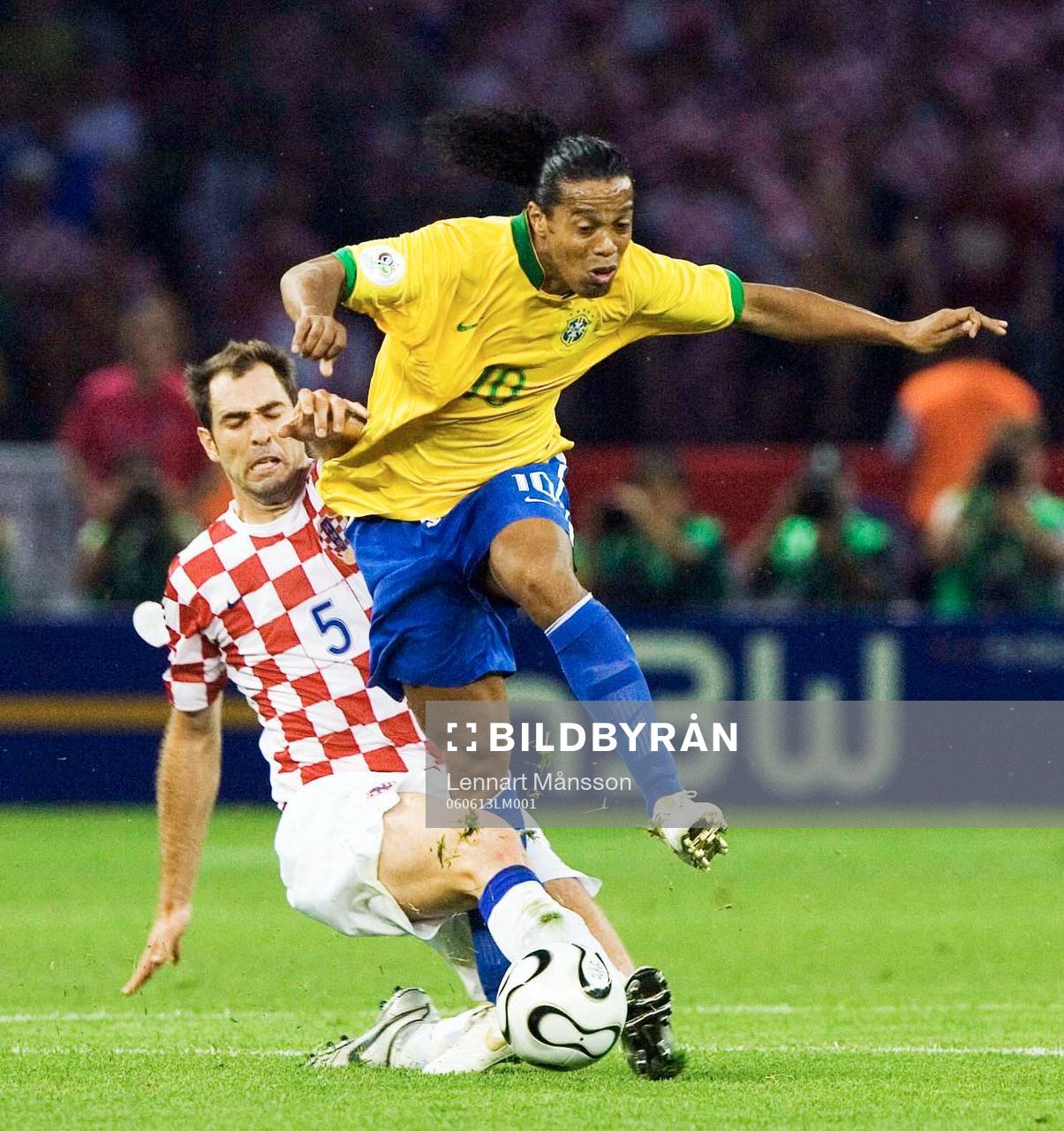 Ronaldinho, Brasilien flyger förbi Igor Tudor, Kroatien