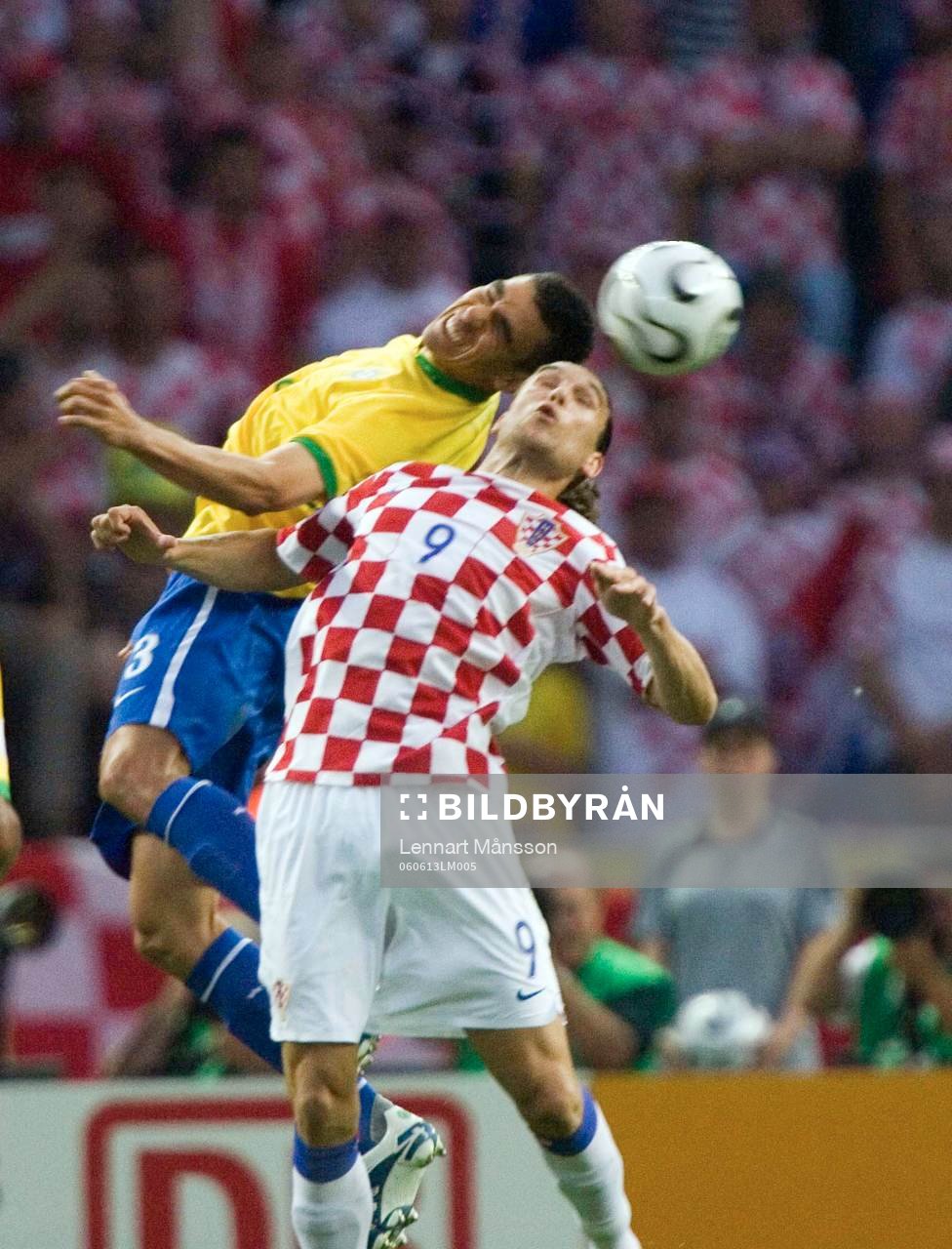 Fotboll, VM 2006, Brasilien - Kroatien: Lucio, Brasilien flyger förbi Dado Prso, Kroatien