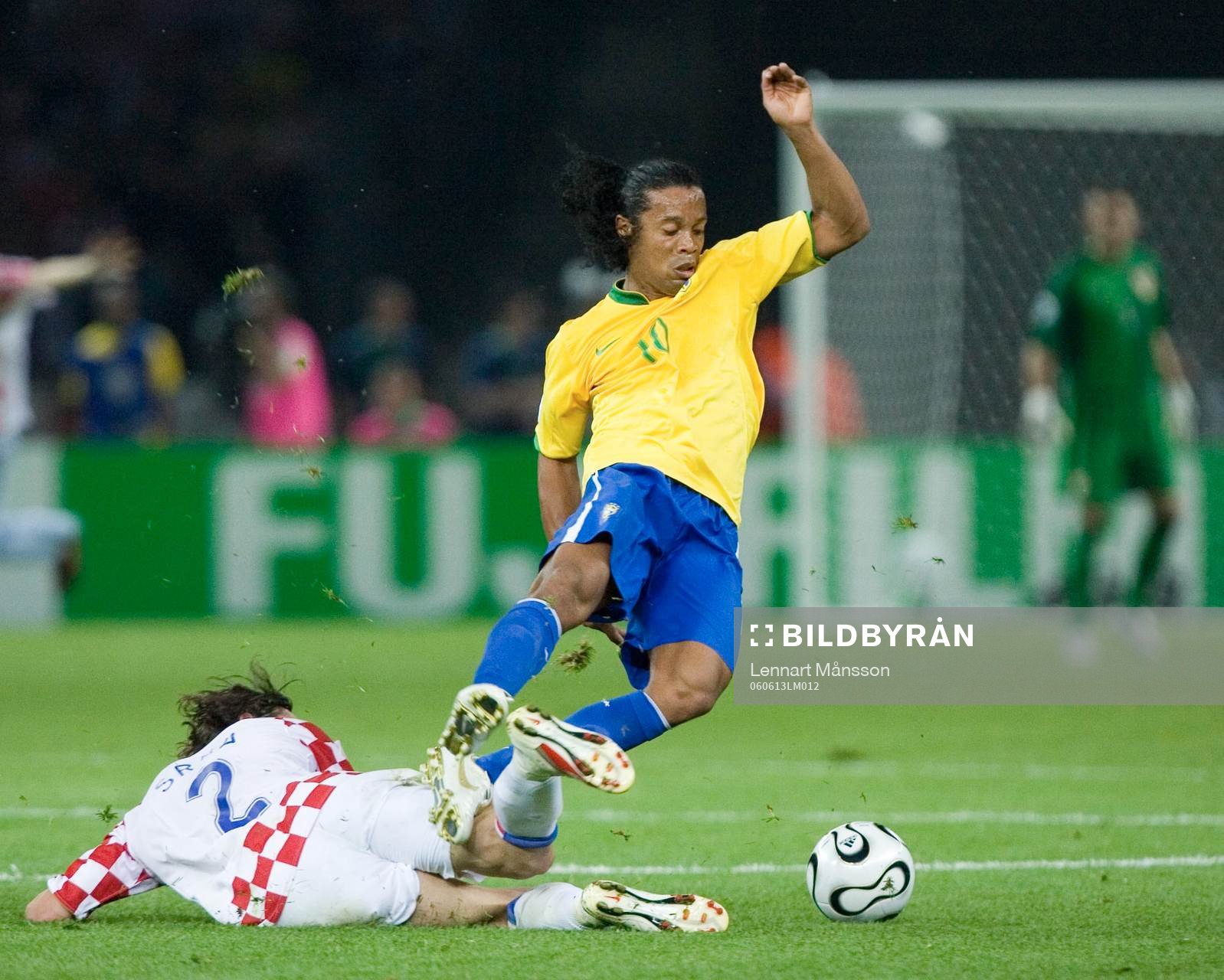 Ronaldinho, Brasilien fälls av Darijo Srna, Kroatien