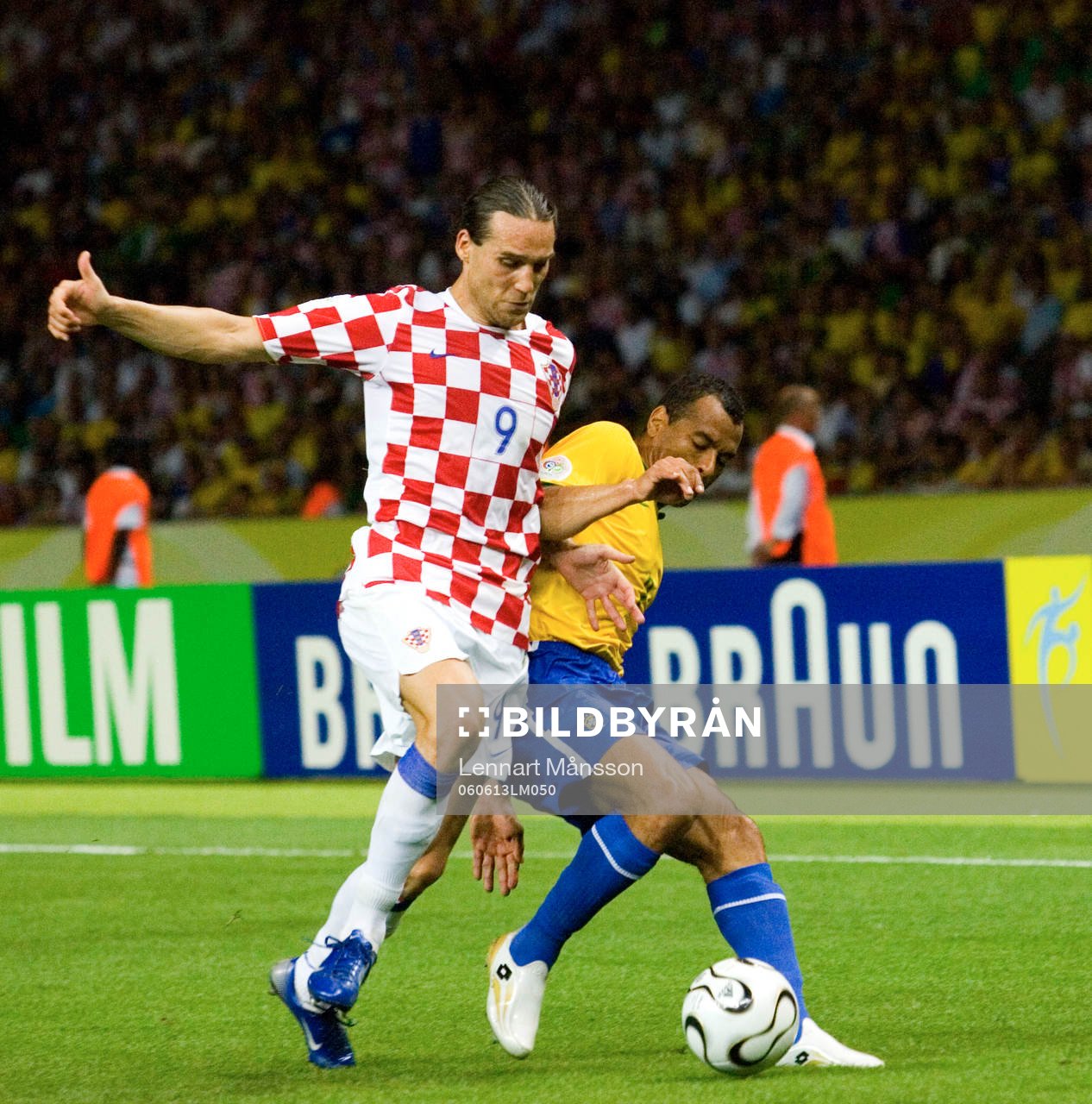 Cafu, Brasilien, täcker bollen för Dado Prso, Kroatien