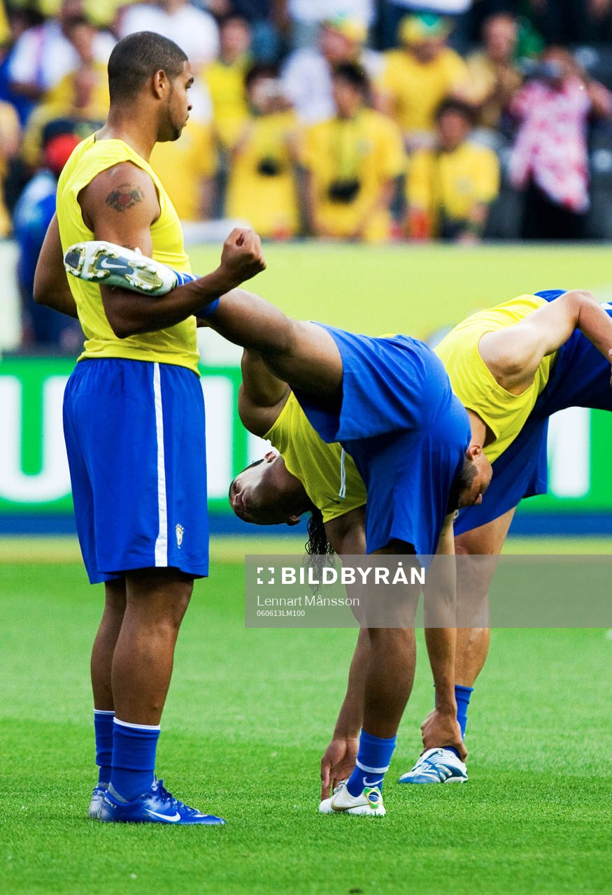 Adriano och Ronaldinho, på uppvärmning, stretch