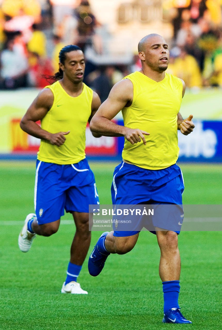 Ronaldinho och Ronaldo, Brasilien, joggar på uppvärmning