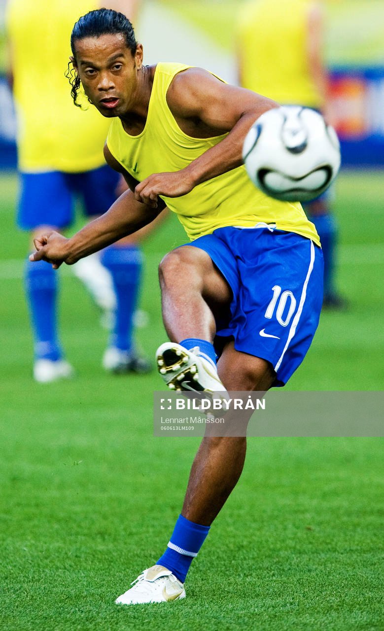 Ronaldinho, Brasilien med en skruvad höger