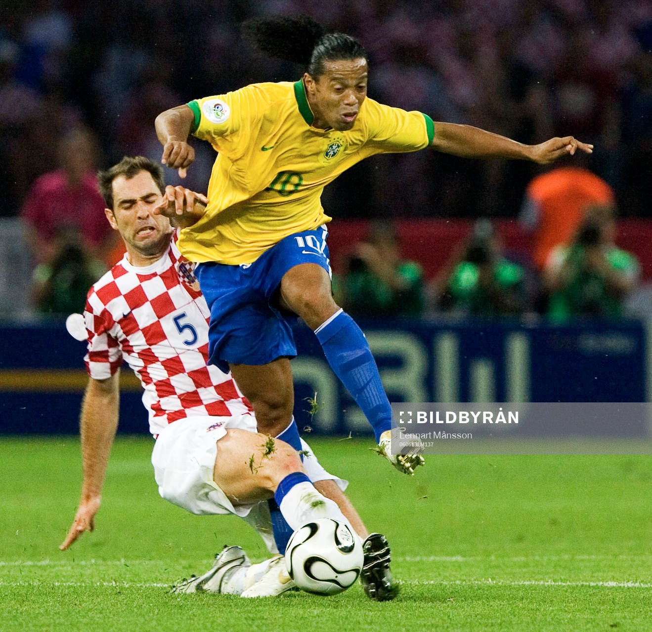 Ronaldinho, Brasilien får en glidtackling av Igor Tudor,