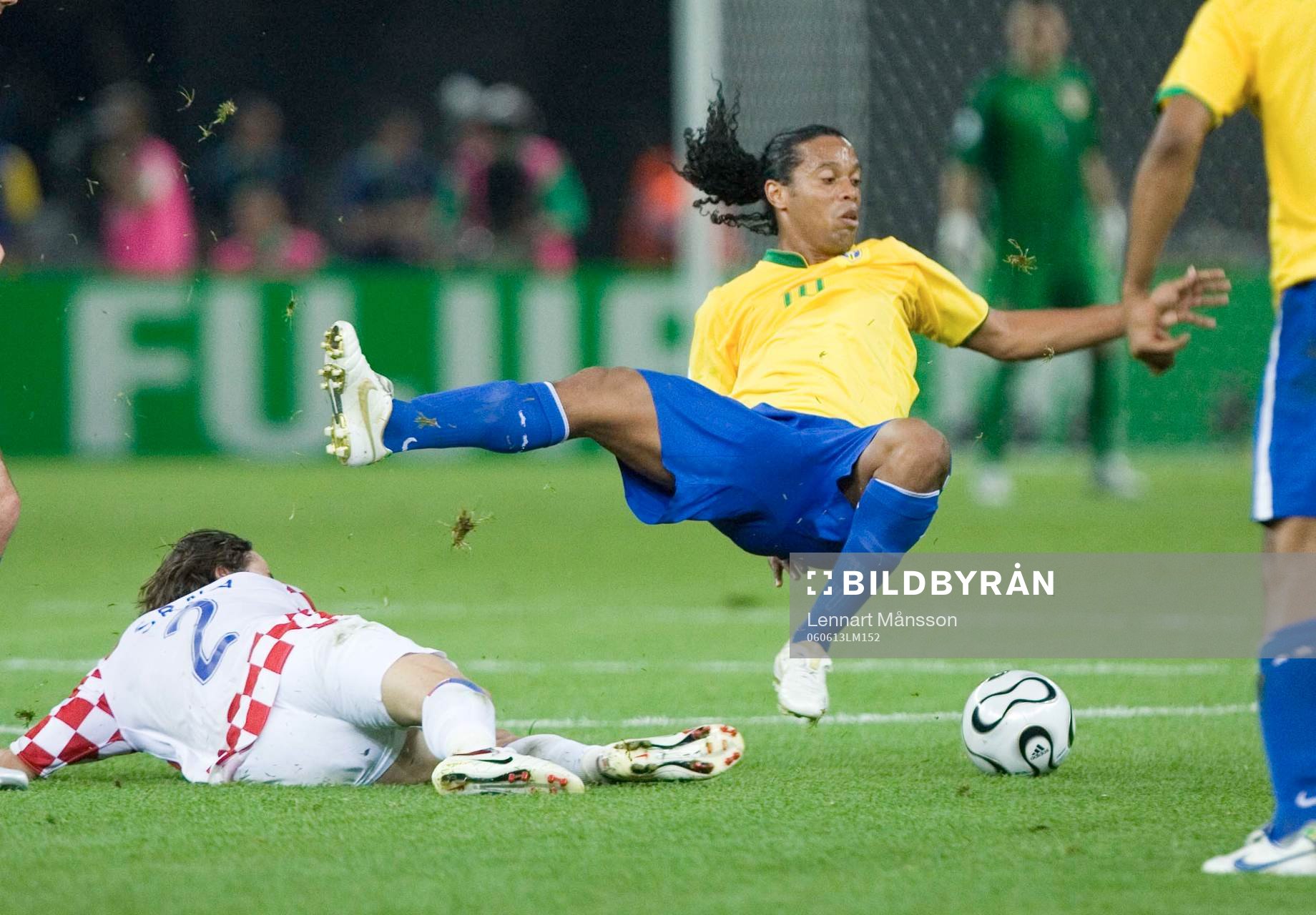 Ronaldinho, Brasilien fälls av Darijo Srna, Kroatien