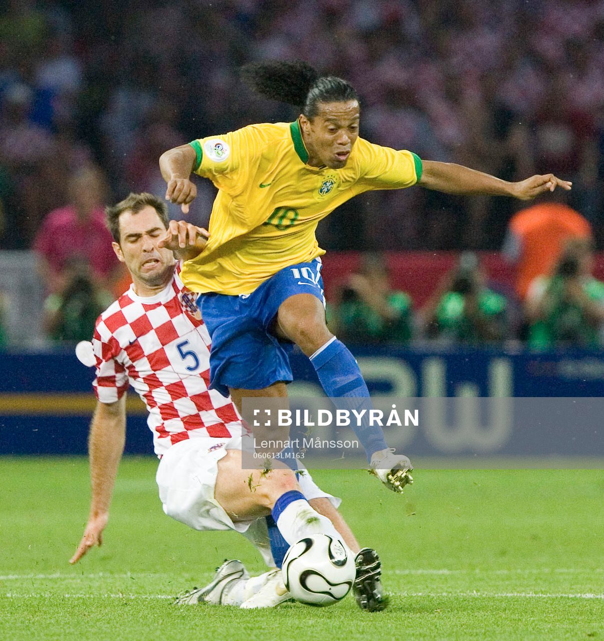 Ronaldinho flyger förbi utsträckta ben
