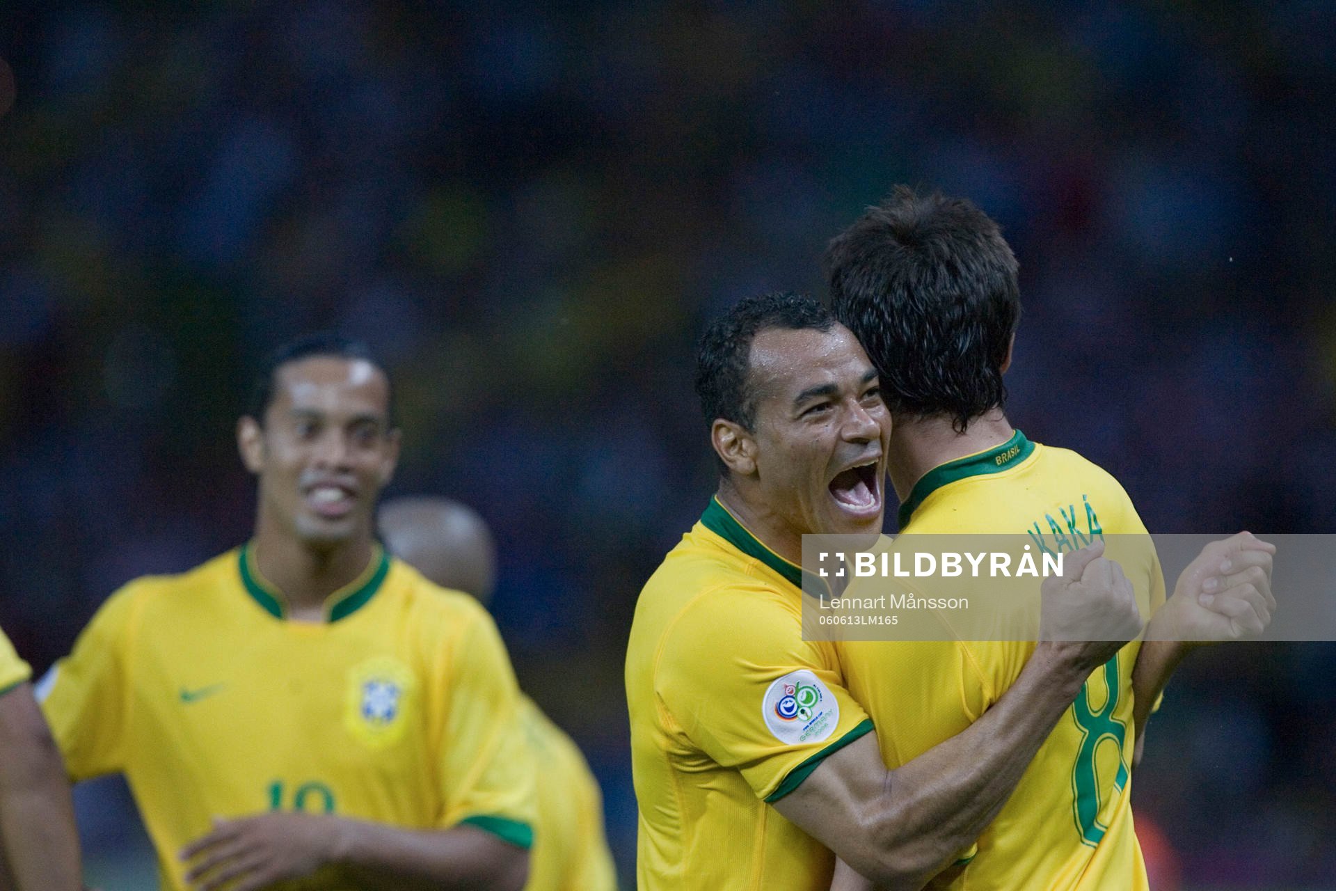 1-0 Kaka,  jubel  med Ronaldinho och Cafu