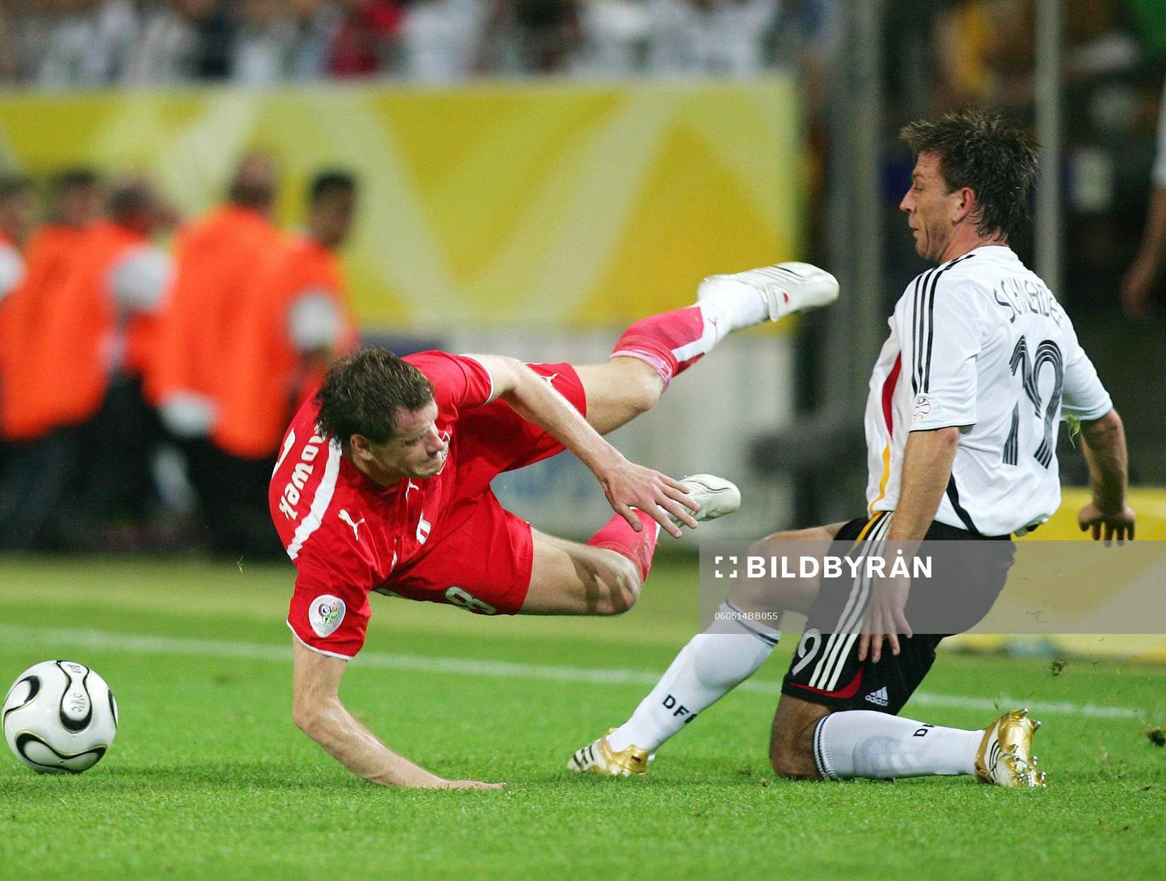 Jacek Krzynowek, Polen och Bernd Schneider, Tyskland