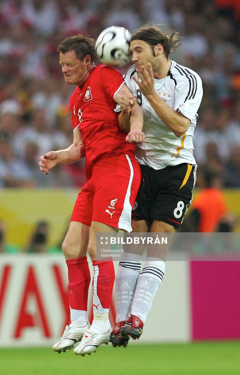 Jacek Krzynowek och Torsten Frings, nickduell