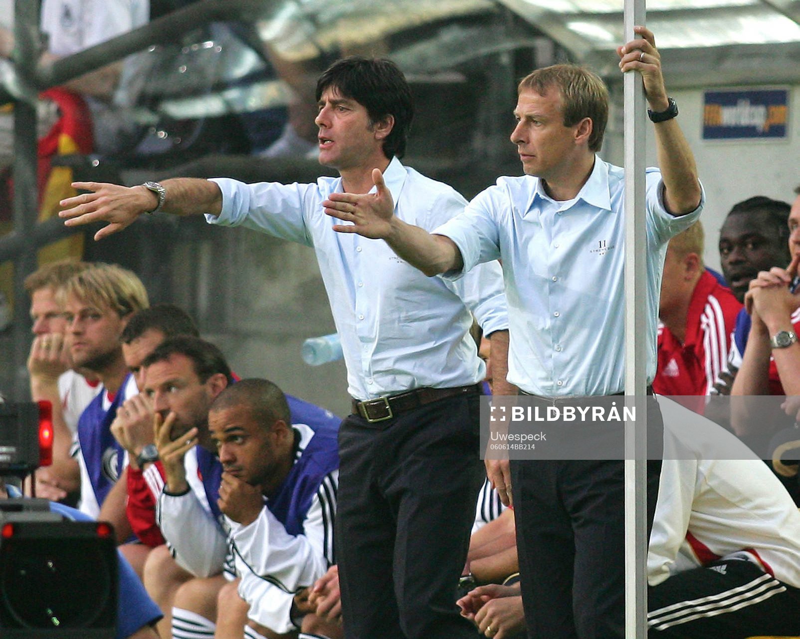 Joachim Loew, assisterande  och  Jürgen Klinsmann,