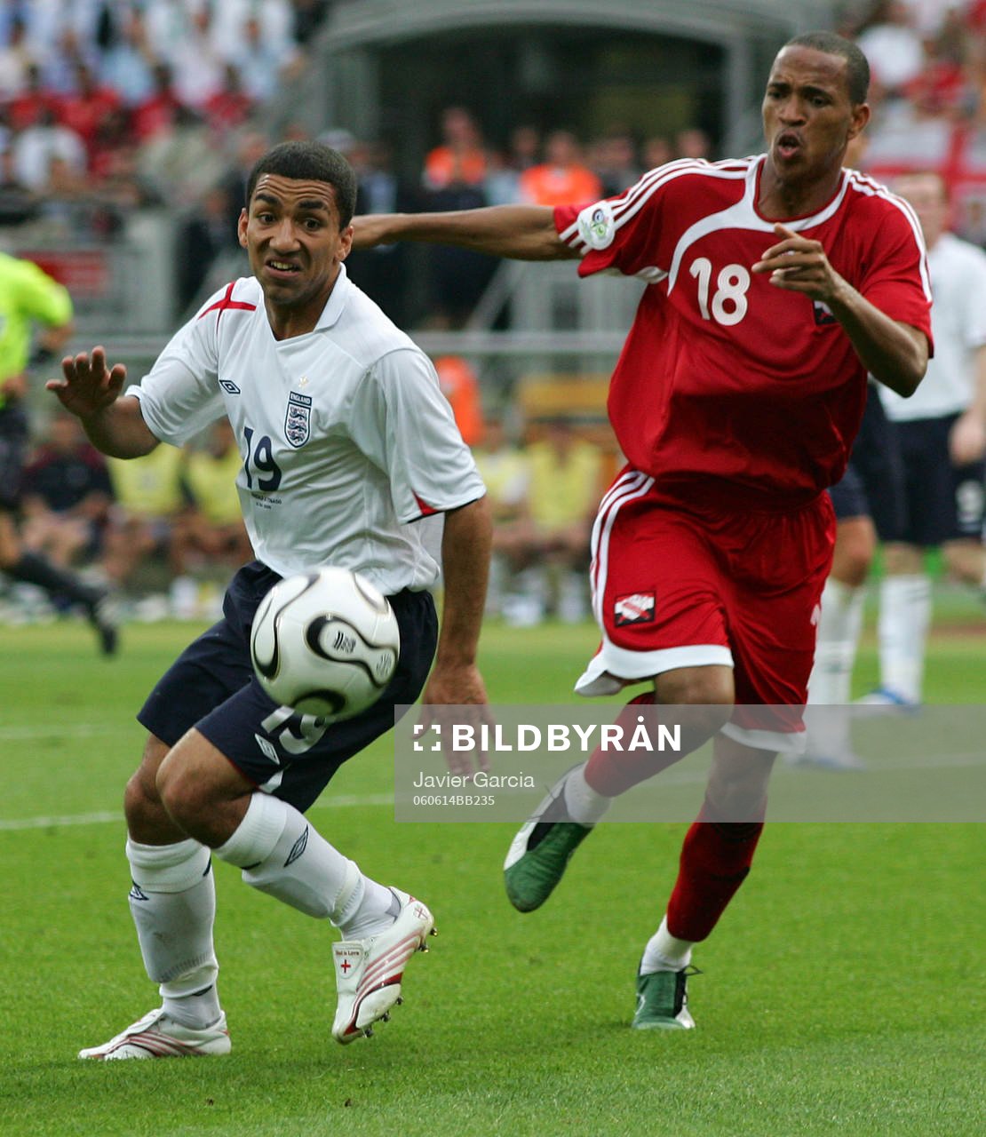 Aaron Lennon, England och Densill Theobald, Trinidad