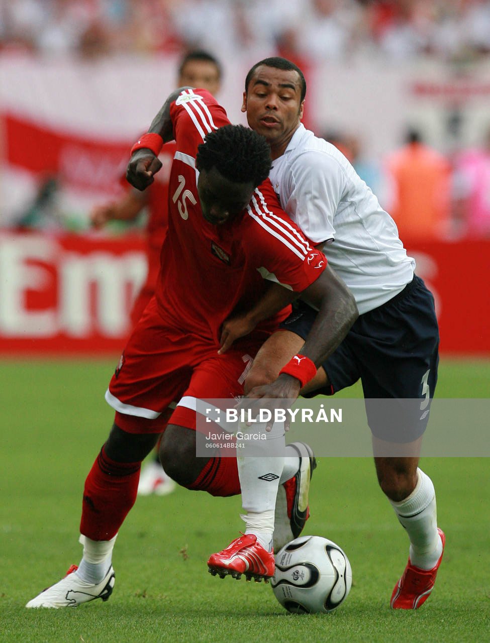 Ashley Cole, England och Kenwyne Jones, Trinidad