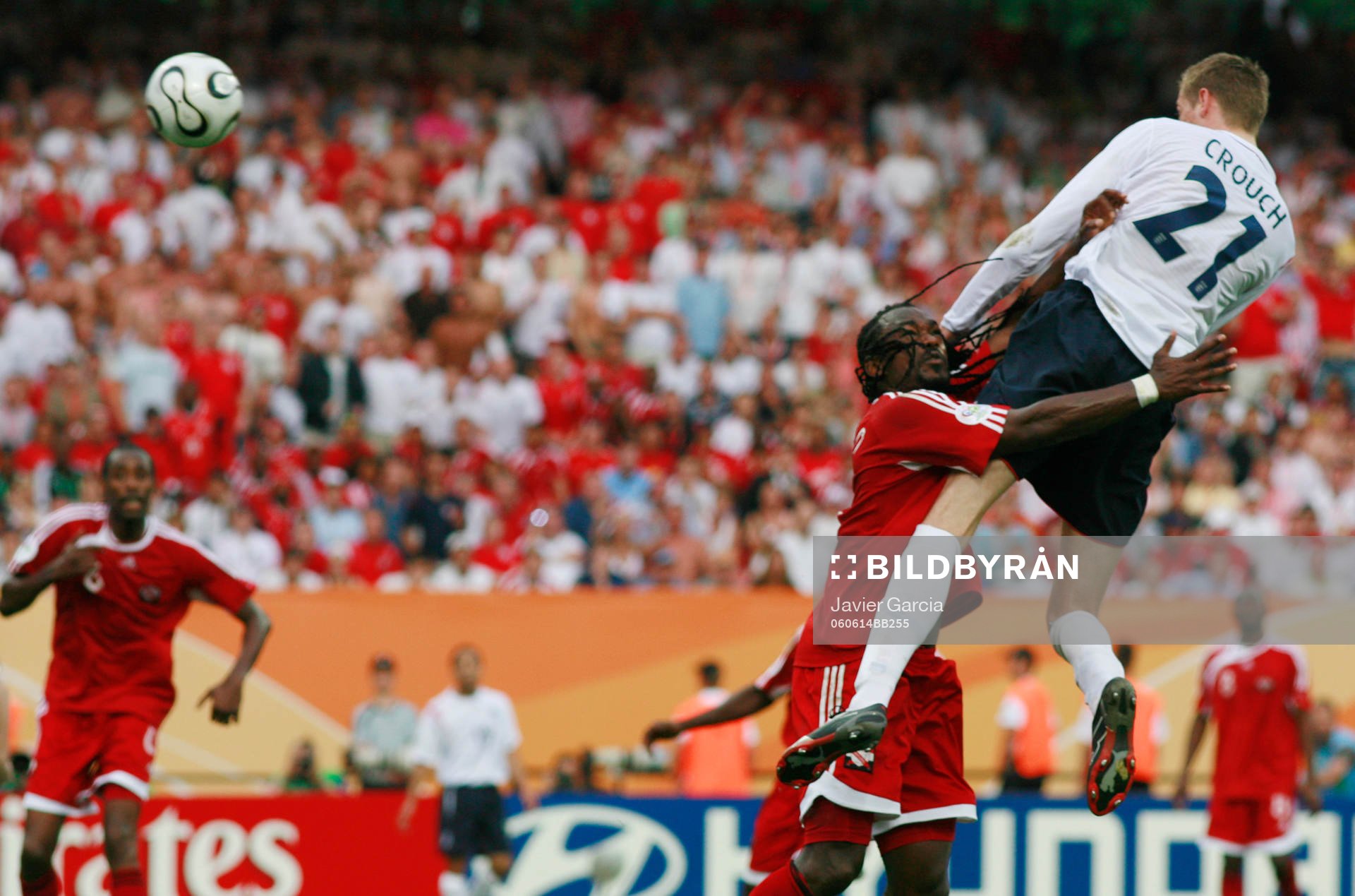 Peter Crouch, England klättrara på Brent Sancho, Trinidad