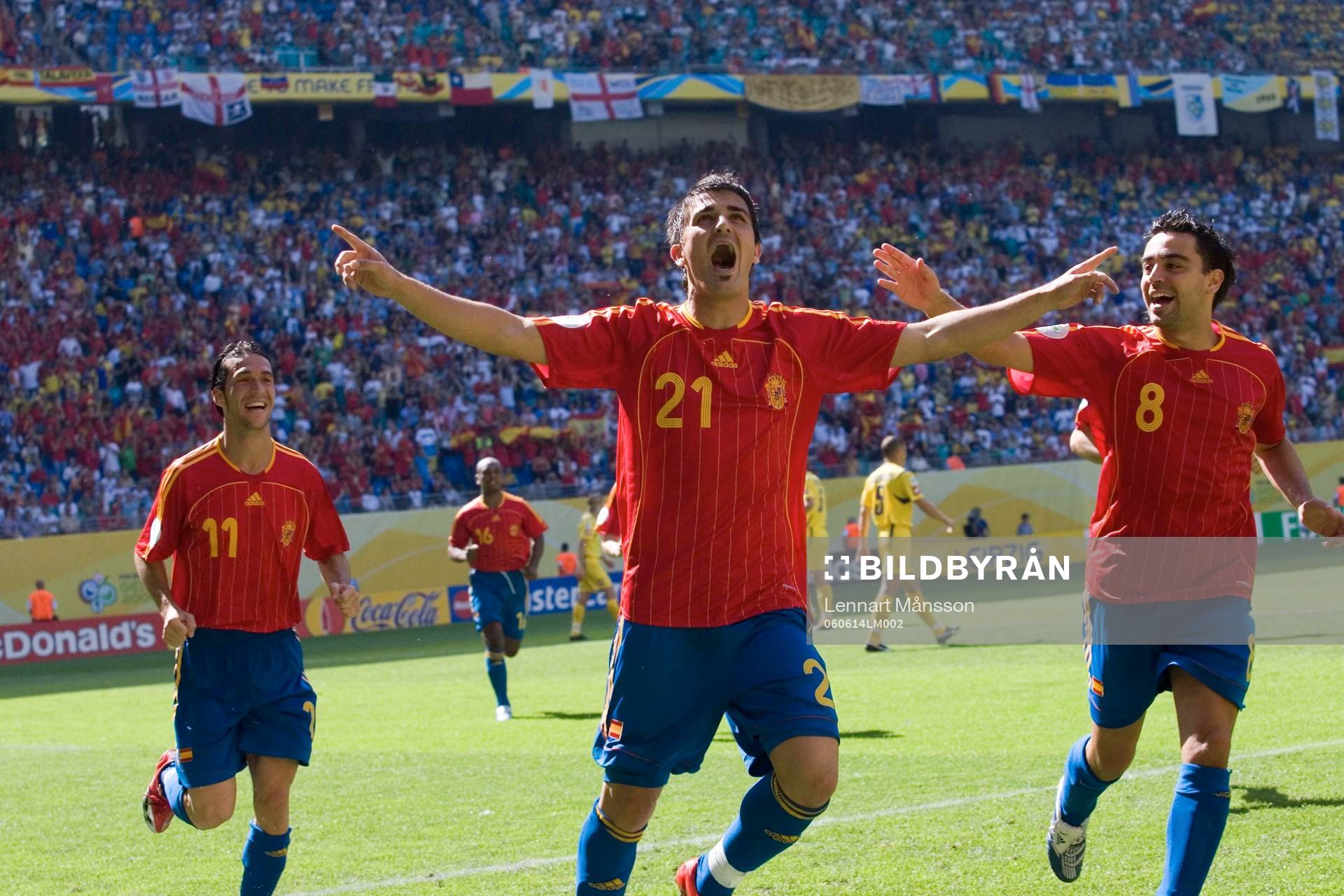 Fotboll, VM 2006, Spanien - Ukraina: 3-0, 2-målsskytten David Villa har slagit till igen och grattas av Xavi.