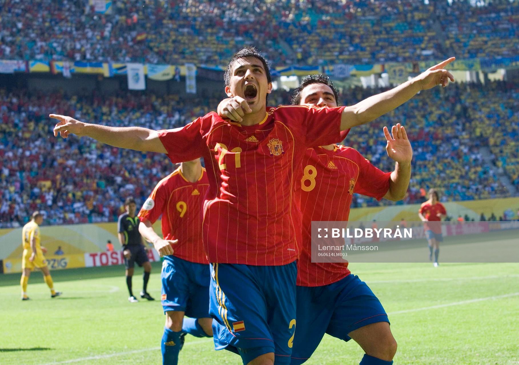Fotboll, VM 2006, Spanien - Ukraina: 3-0, 2-målsskytten David Villa har slagit till igen och grattas av Xavi.