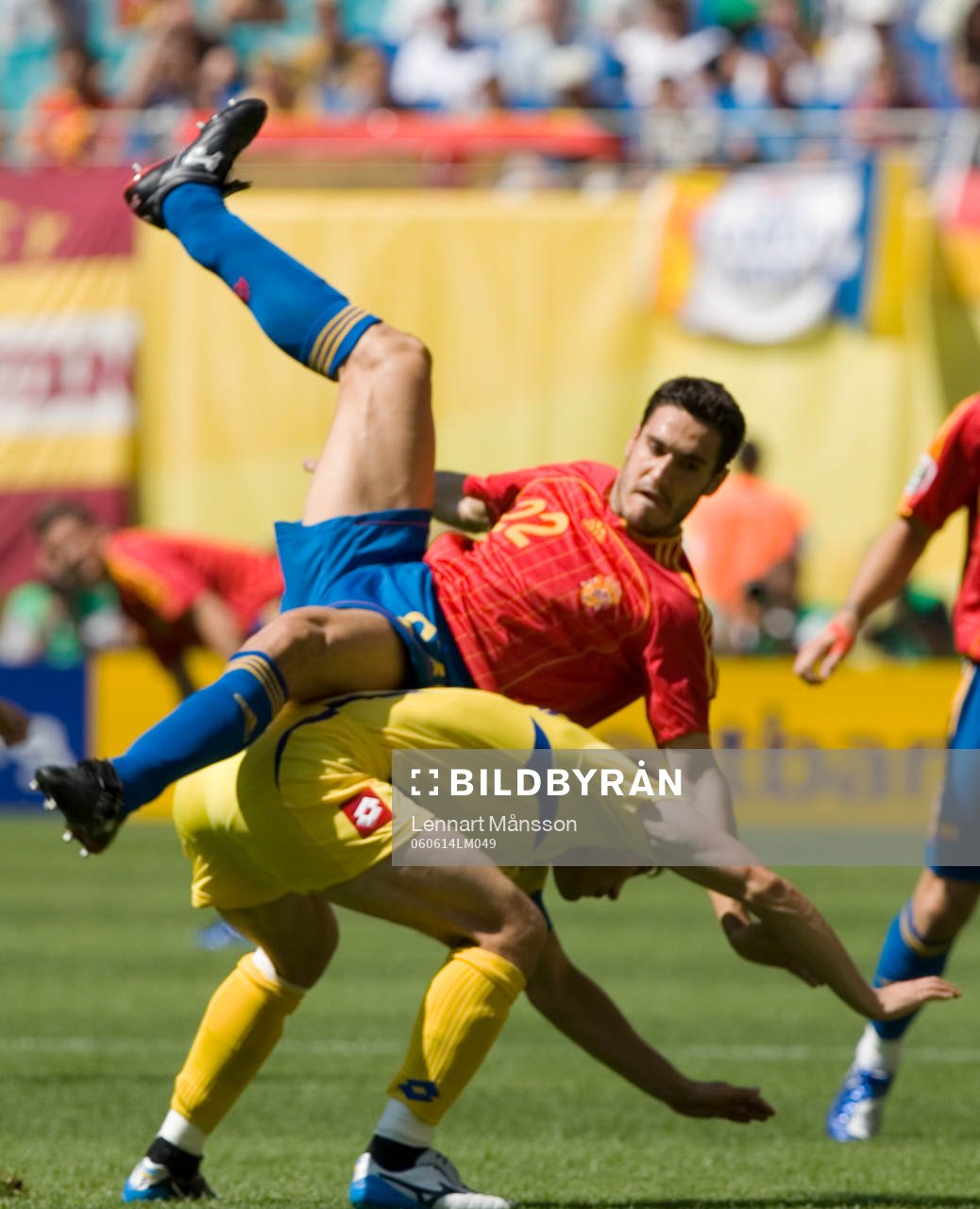  Pablo Ibanez, Spanien, faller över en Ukrainaspelare.
