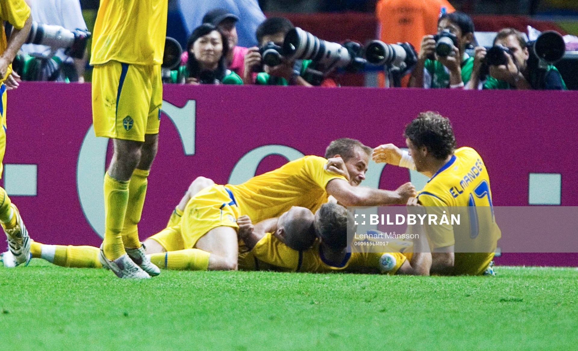 Olof Mellberg gratulerar Fredrik Ljungberg, Sverige