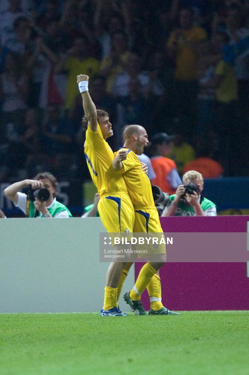 Fredrik Ljungberg och Johan Elmander, Sverige (Jubel)
