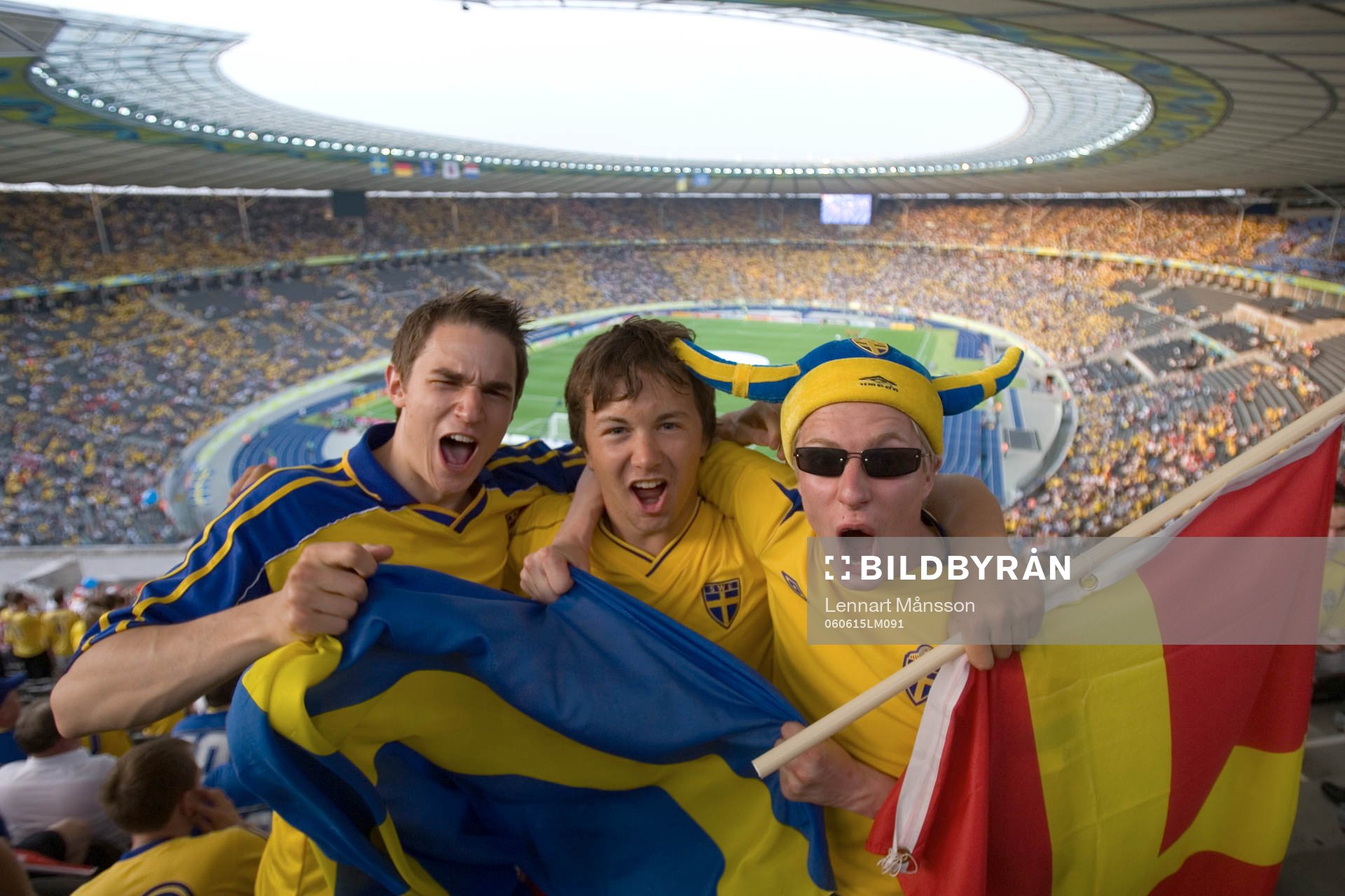 Fans, supporter, läktare, stadion, arena, flagga, horn,