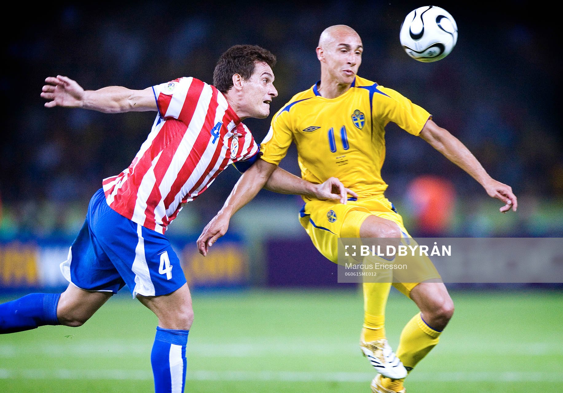 Fotboll, VM 2006, Sverige A - Paraguay: Henrik Larsson och Carlos Gamarra, Paraguay