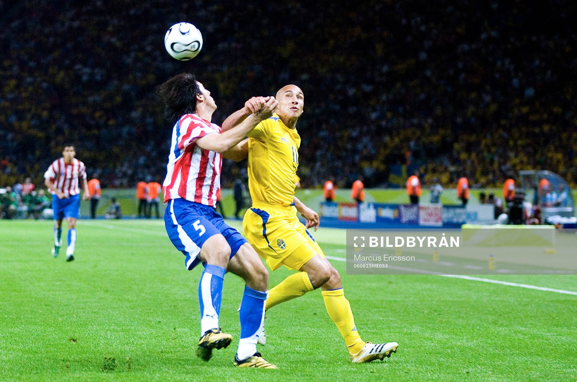 Henrik Larsson och Julio Cesar Caceres, Paraguay