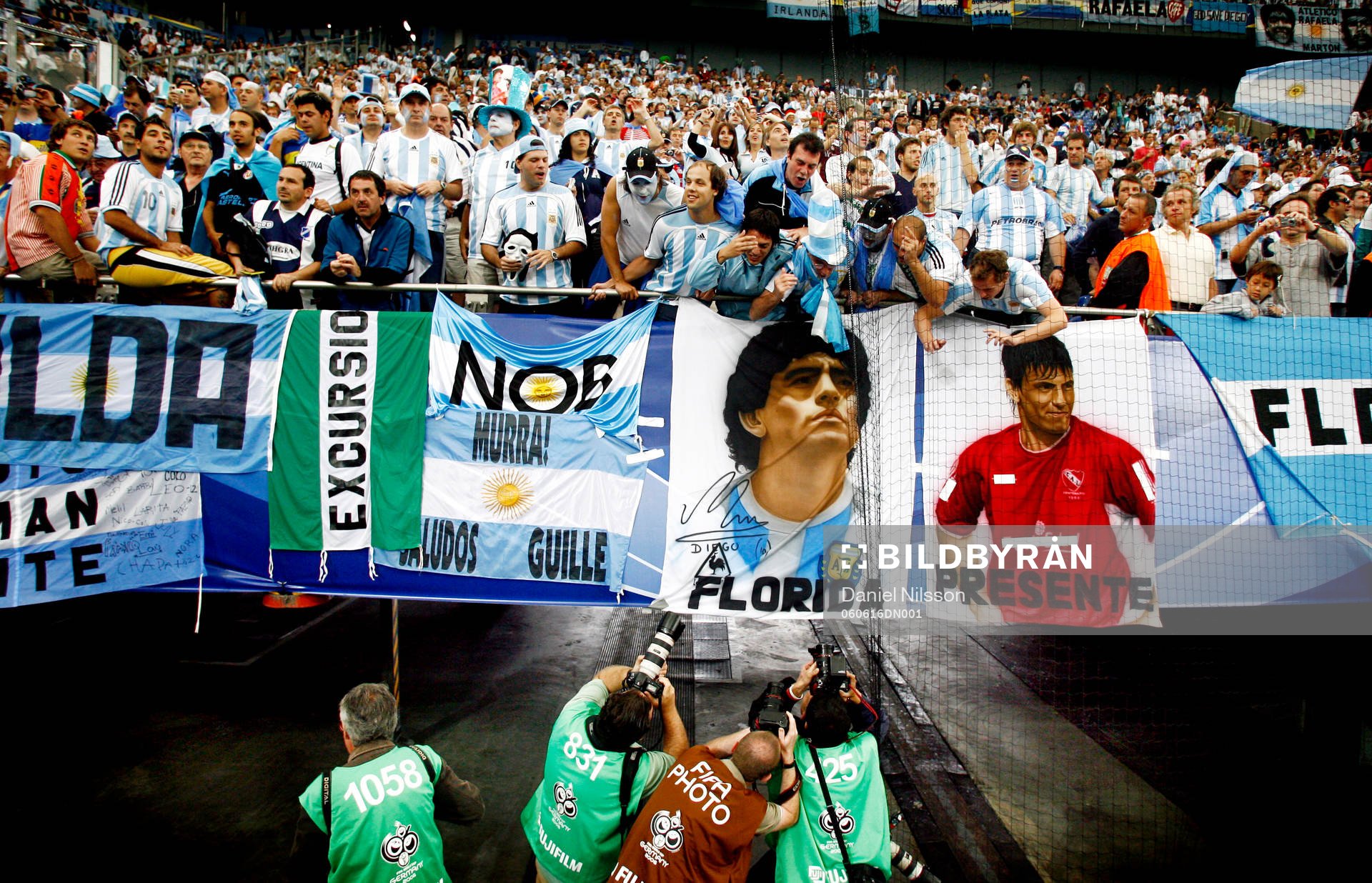 Publik, fans, arena, flaggor, Maradona-flagga, fotografer,