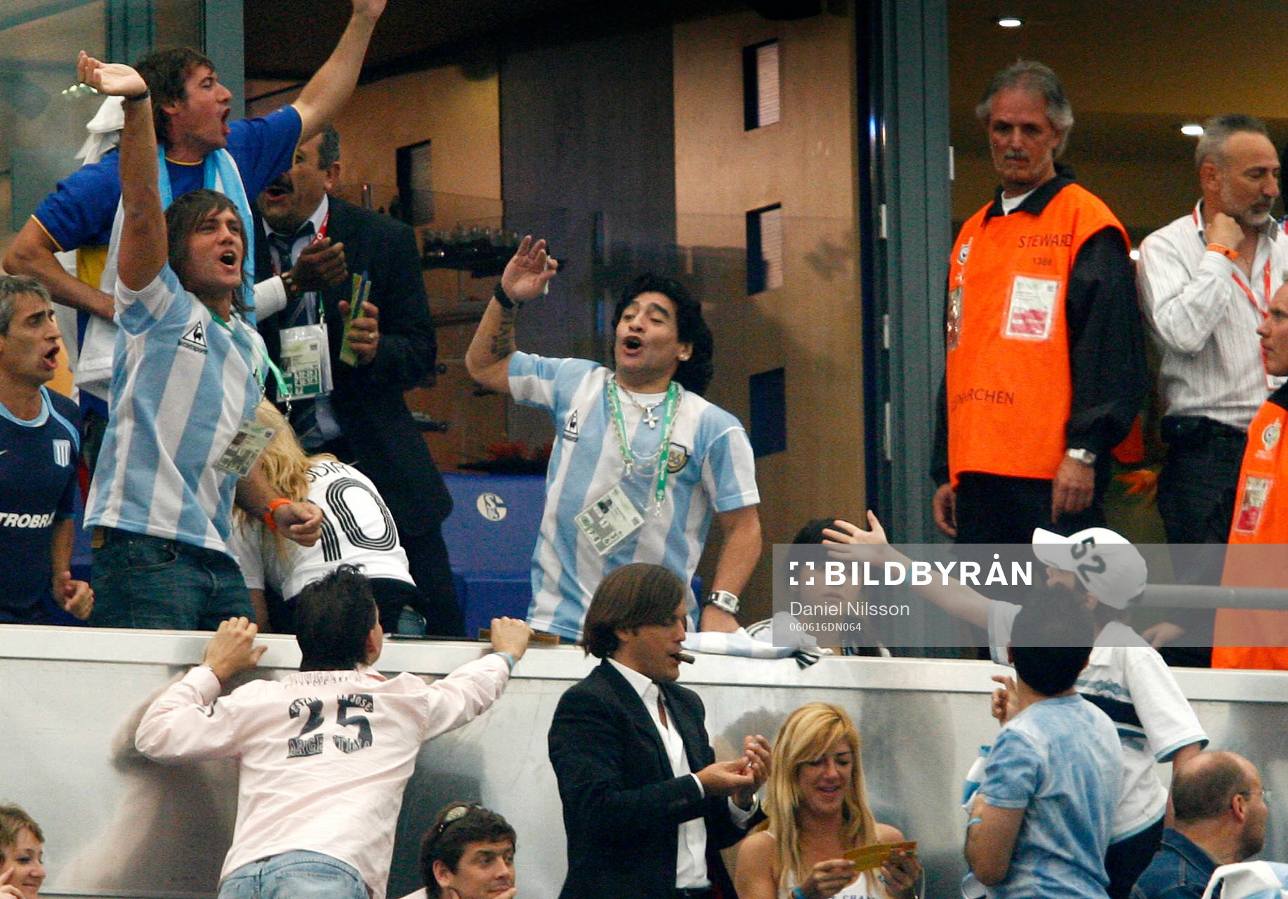 Maradona jublade och festade på läktaren