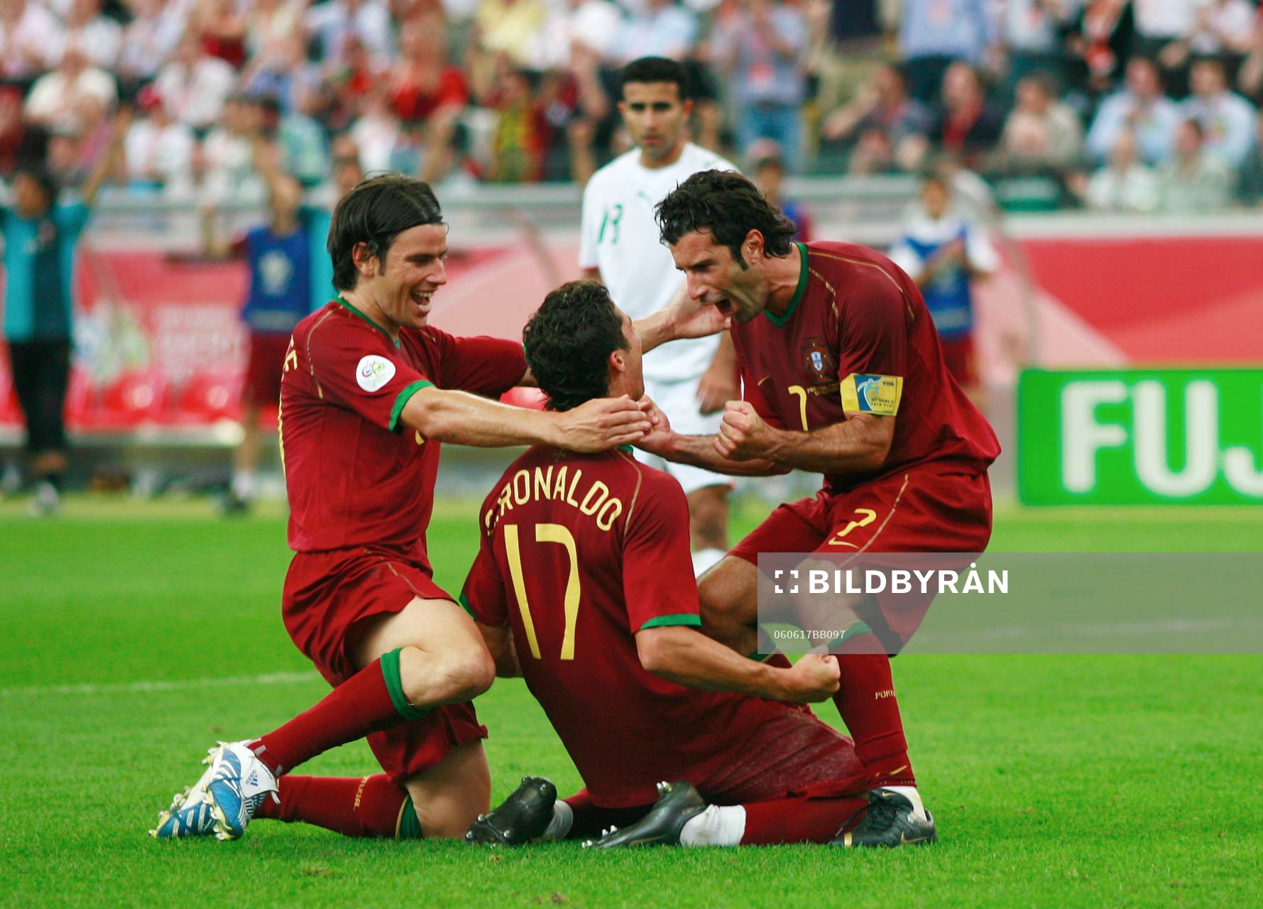 Fernando Meira och Luis Figo jubel med  Cristiano Ronaldo