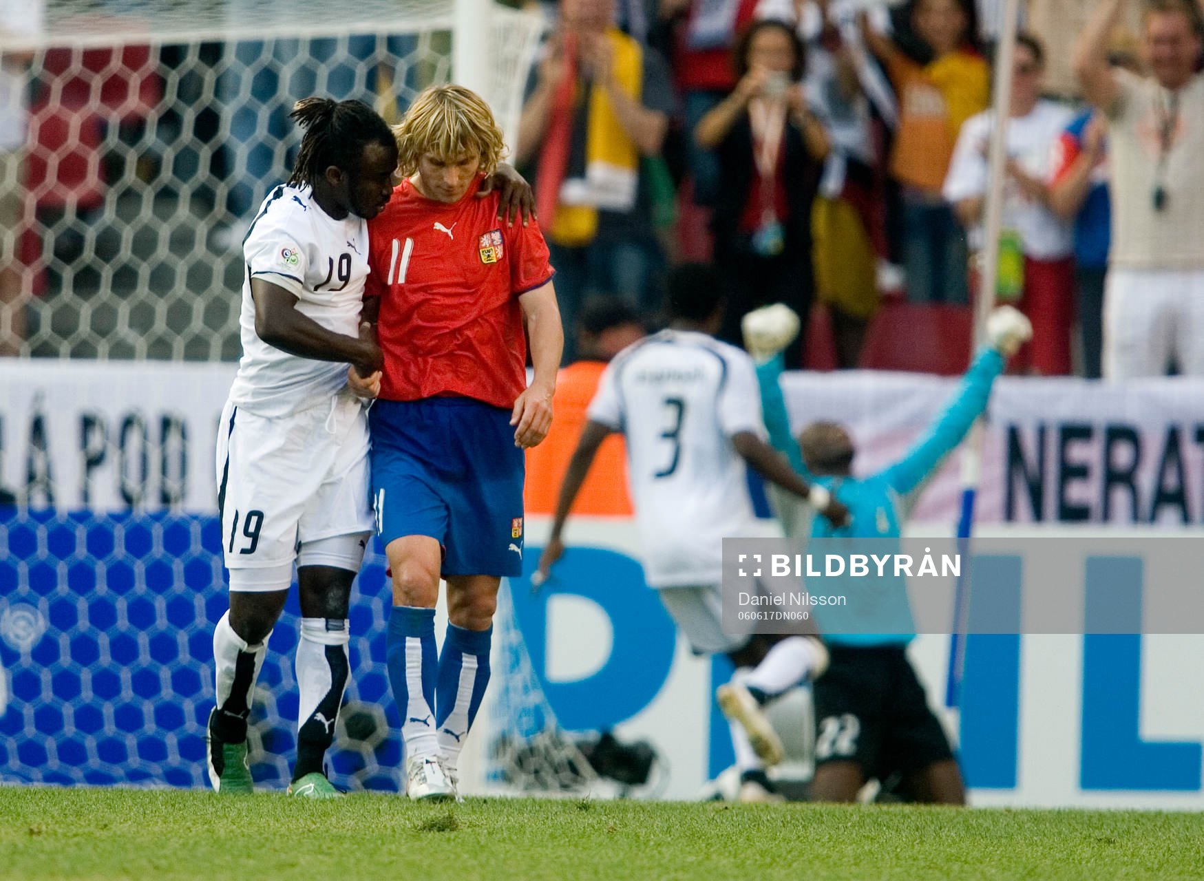 Razak Pimpong, Ghana, tröstar Pavel Nedved, Tjeckien. I