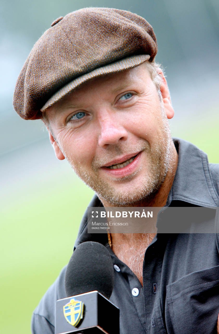 Mikael Persbrandt på besök hos spelarna i Bremen för att