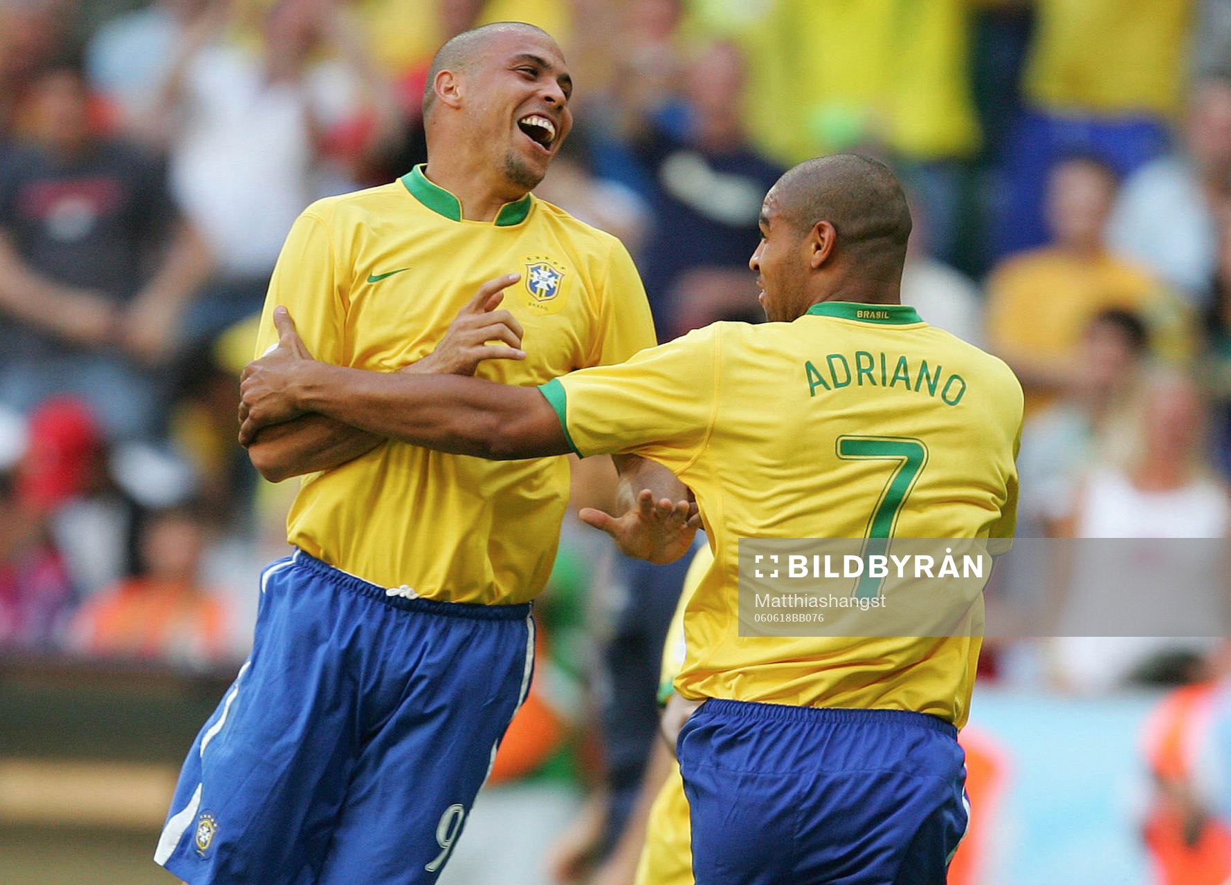  Ronaldo och Adriano, Brasilien. Jubel efter 1-0.