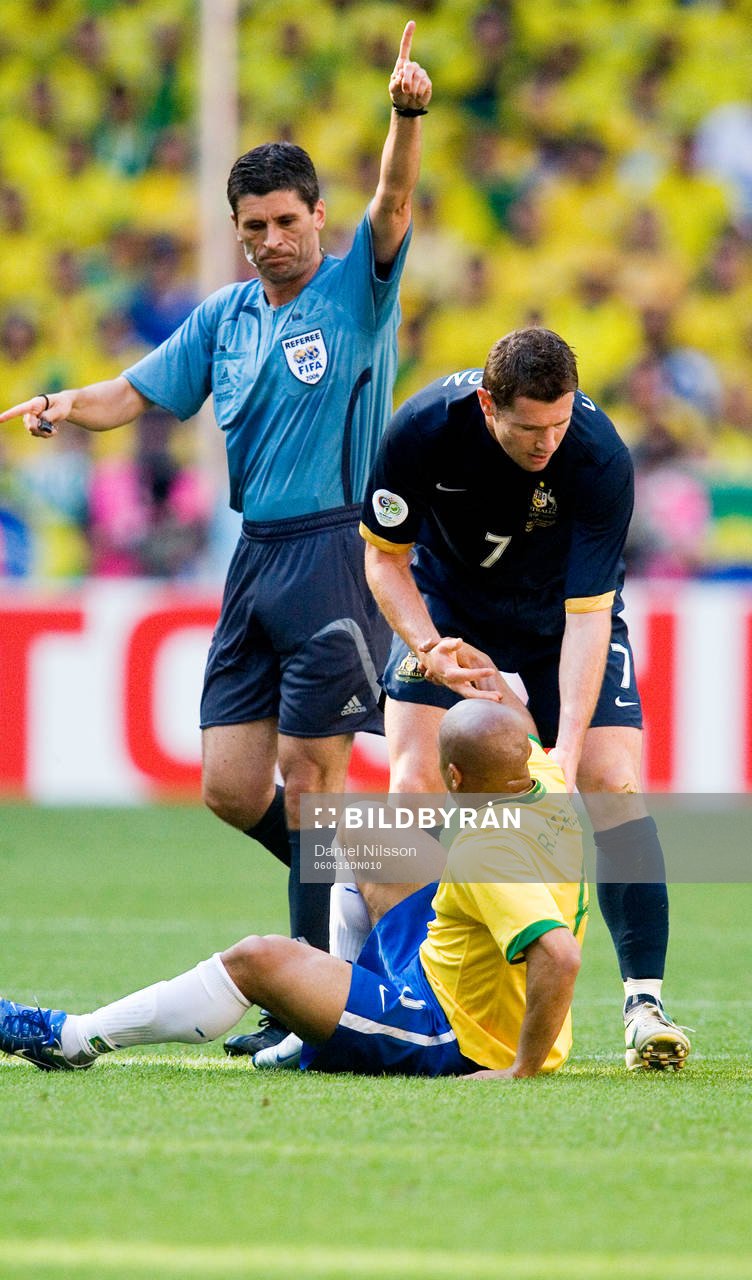 Markus Merk, domare, och Brett Emerton, Australien